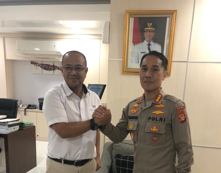Dirut PAM JAYA, Arief Nasrudin, dan Ditrektorat Pengamanan Objek Vital (Ditpamobvit) Polda Metro Jaya, Kombes Pol Yandri Irsan, di Kantor Pu