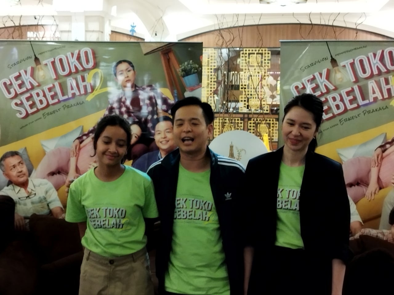 Sutradara dan bintang film Cek Toko Sebelah 2 Ernest Prakasa (tengah)