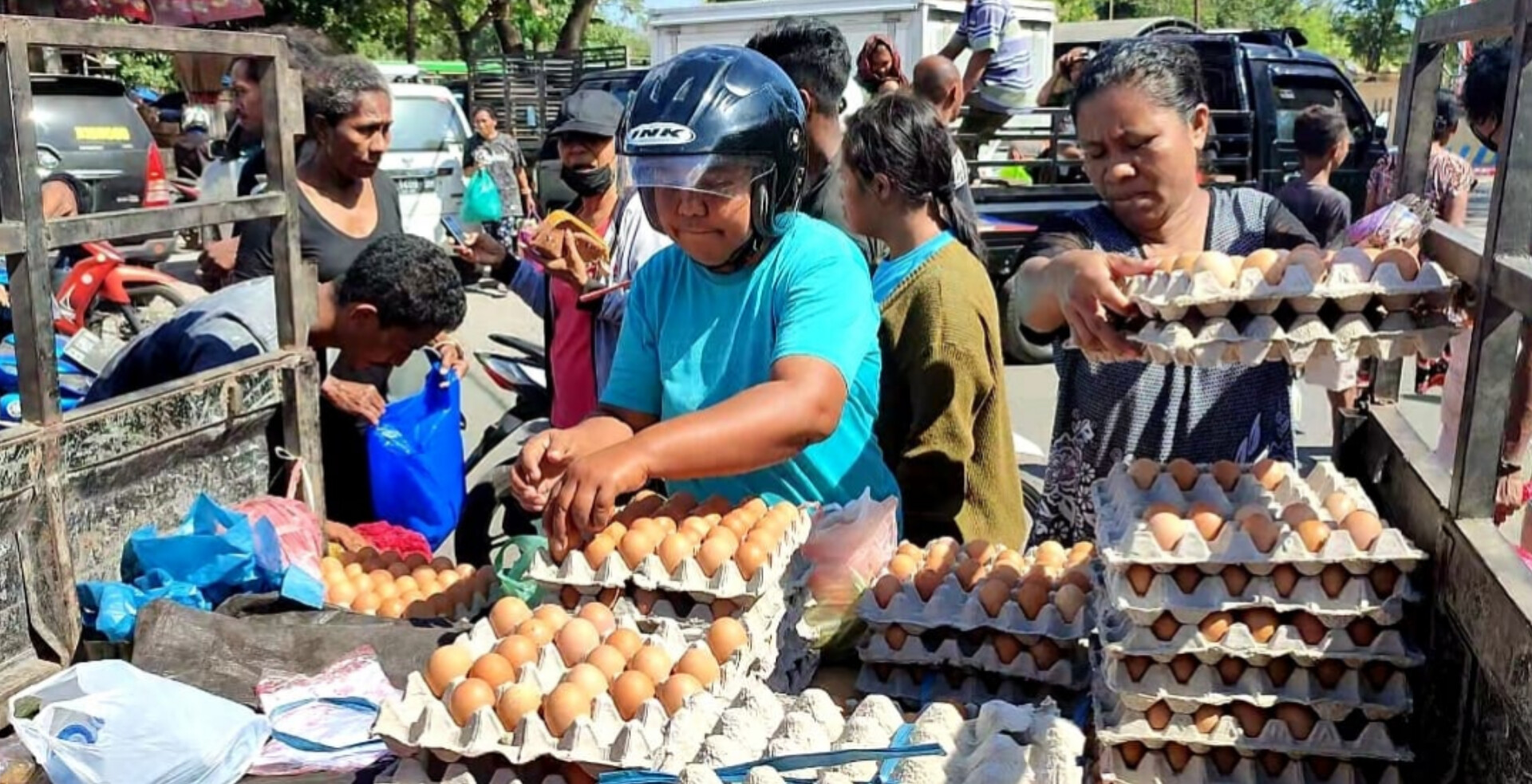 Warga membeli telur ayam di sebuah pasar di Sikka, NTT.