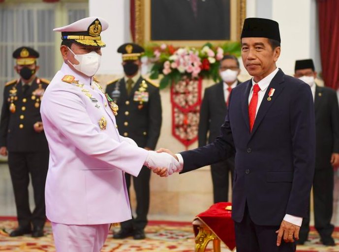 Presiden Joko Widodo berjabat tangan dengan Panglima TNI Yudo Margono saat acara pelantikan di Istana Negara, Jakarta, Senin (19/12).
