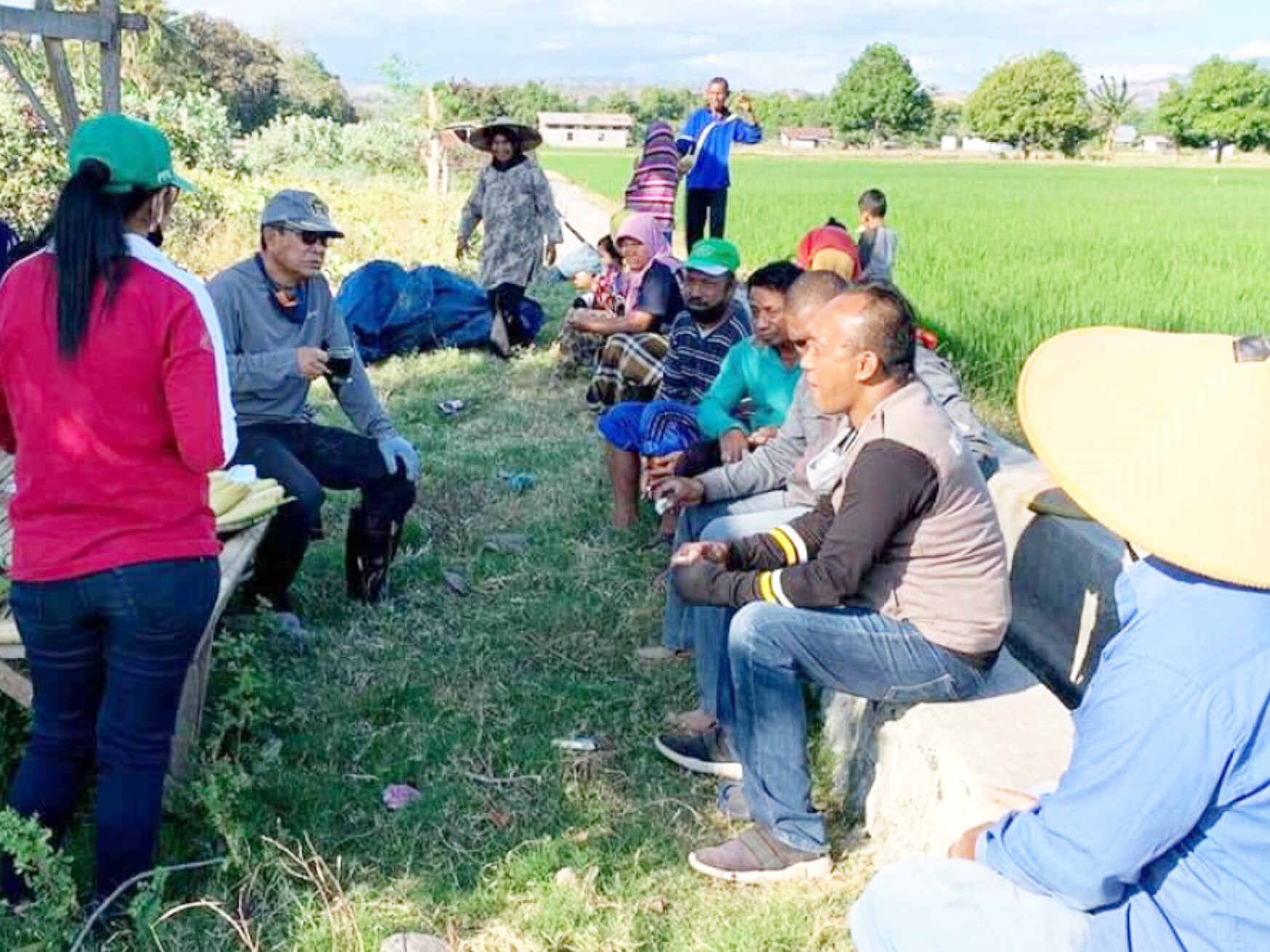 Bupati Nagekeo Yohannes Don Bosco sedang memegang secangkir kopi berdiskusi dengan petani.