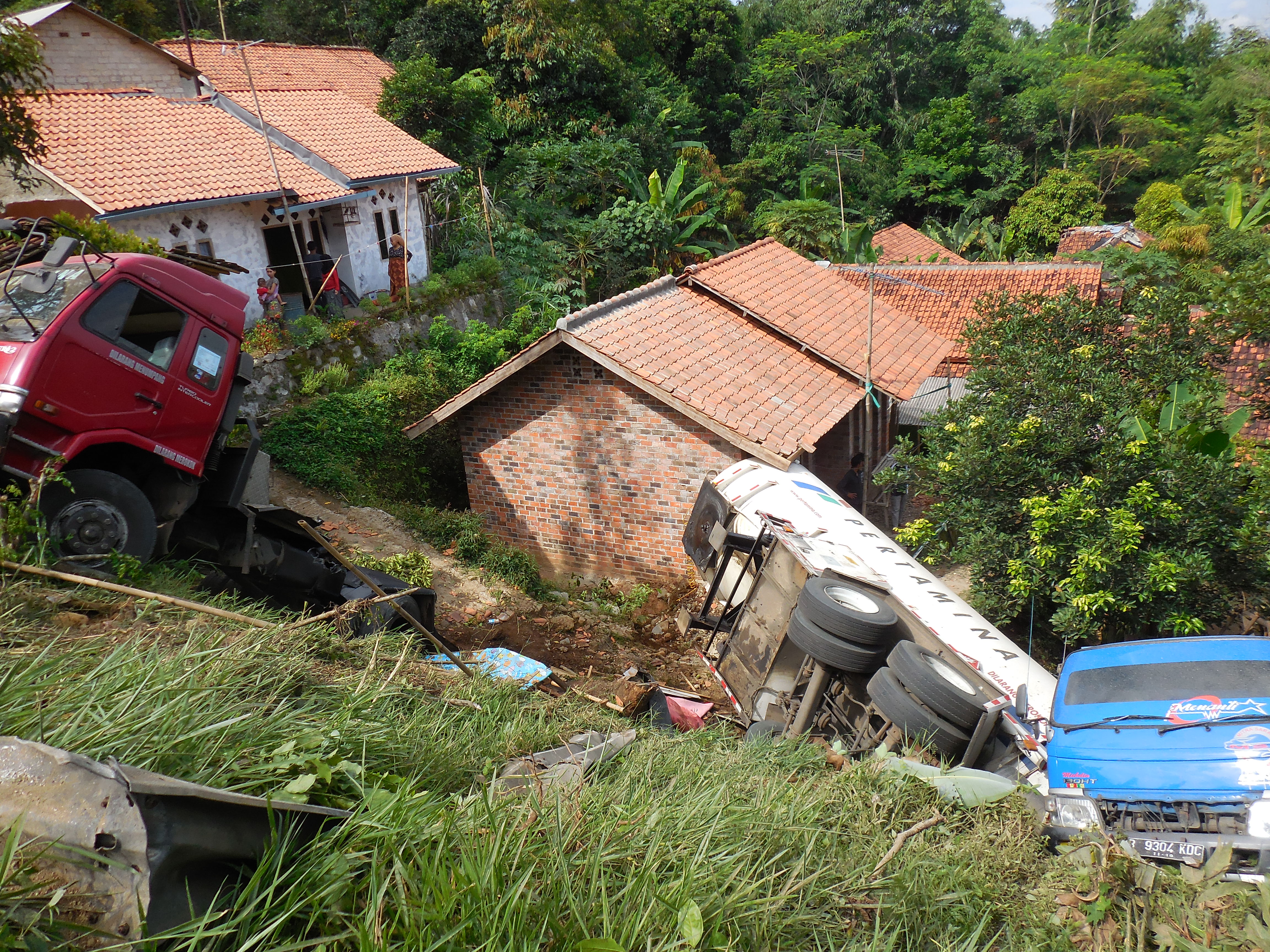 Ilustrasi: Truk masuk jurang