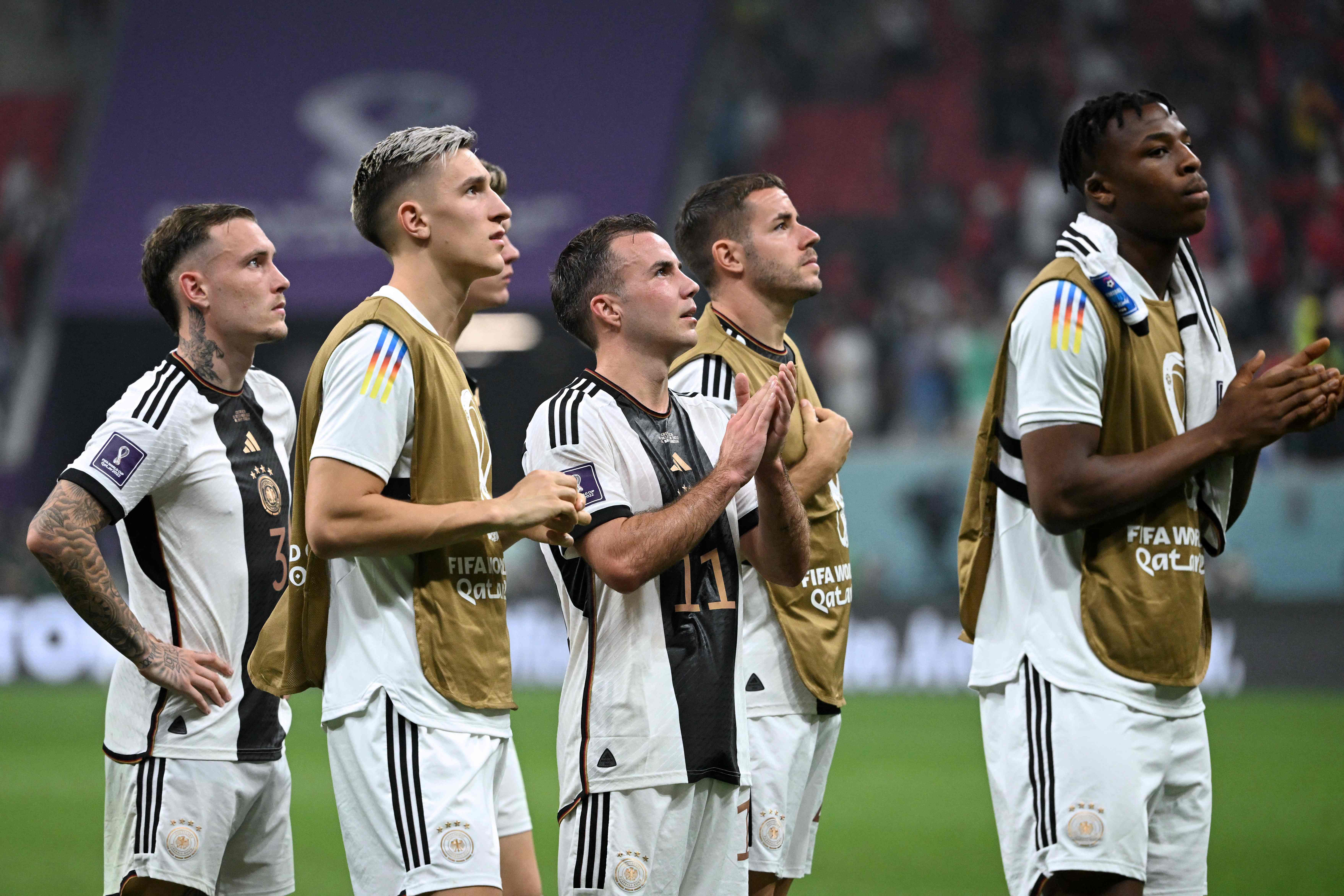 Para pemain Jerman menyapa pendukung mereka di akhir laga Grup E melawan Kosta Rika.