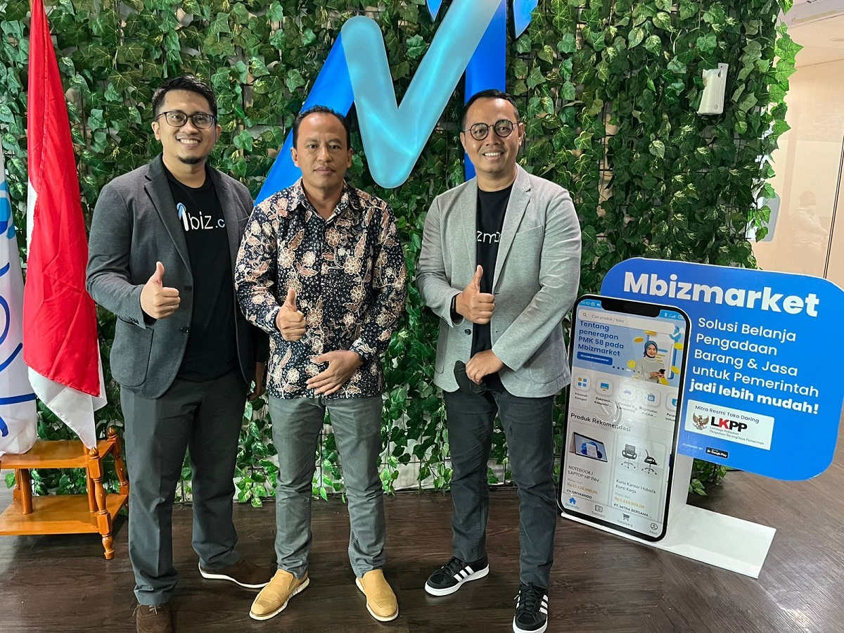 CCO Mbiz Herdian Yoki Pradipta (kiri) bersama Kepala Pengadaan Barang/Jasa Kab Jepara Hasannudin Hermawan (tengah).