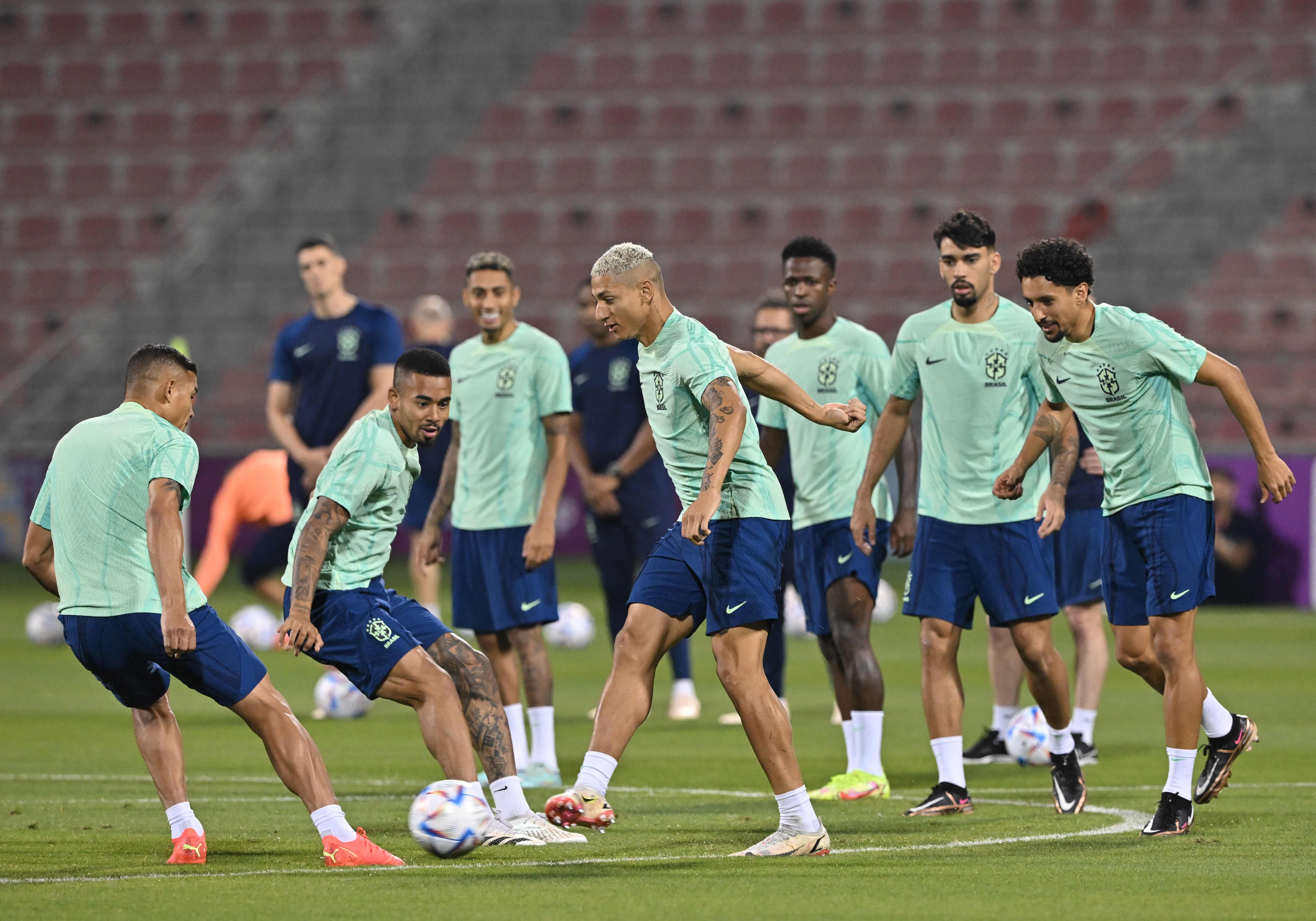 Para pemain Brasil sedang mengikuti sesi latihan di Stadion Al Arabi, Doha.