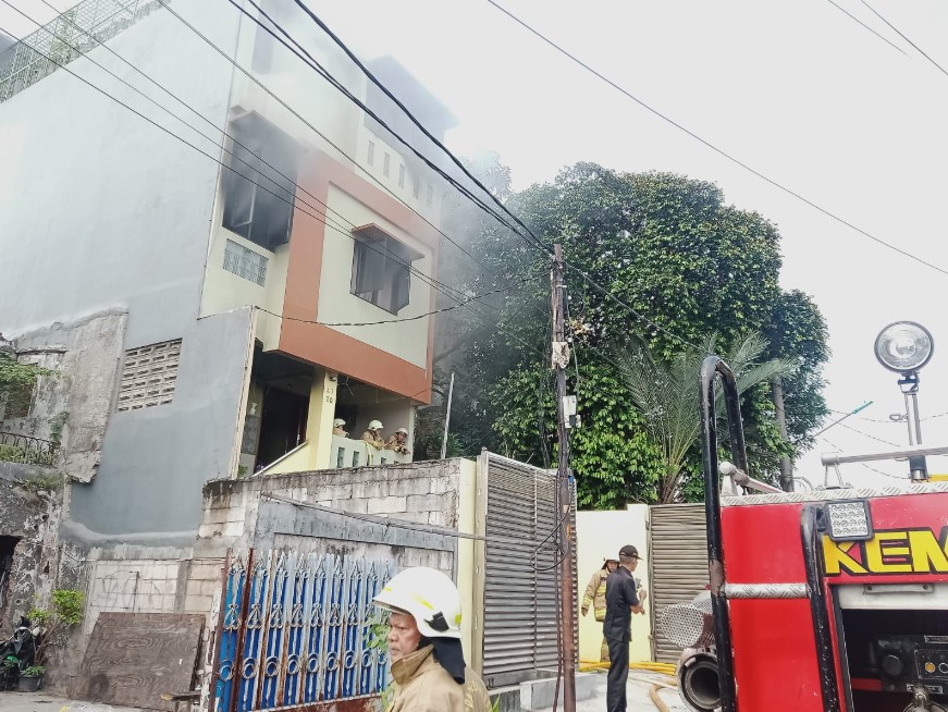 Petugas pemadam kebakaran memadamkan kebakaran di Kembangan Utara