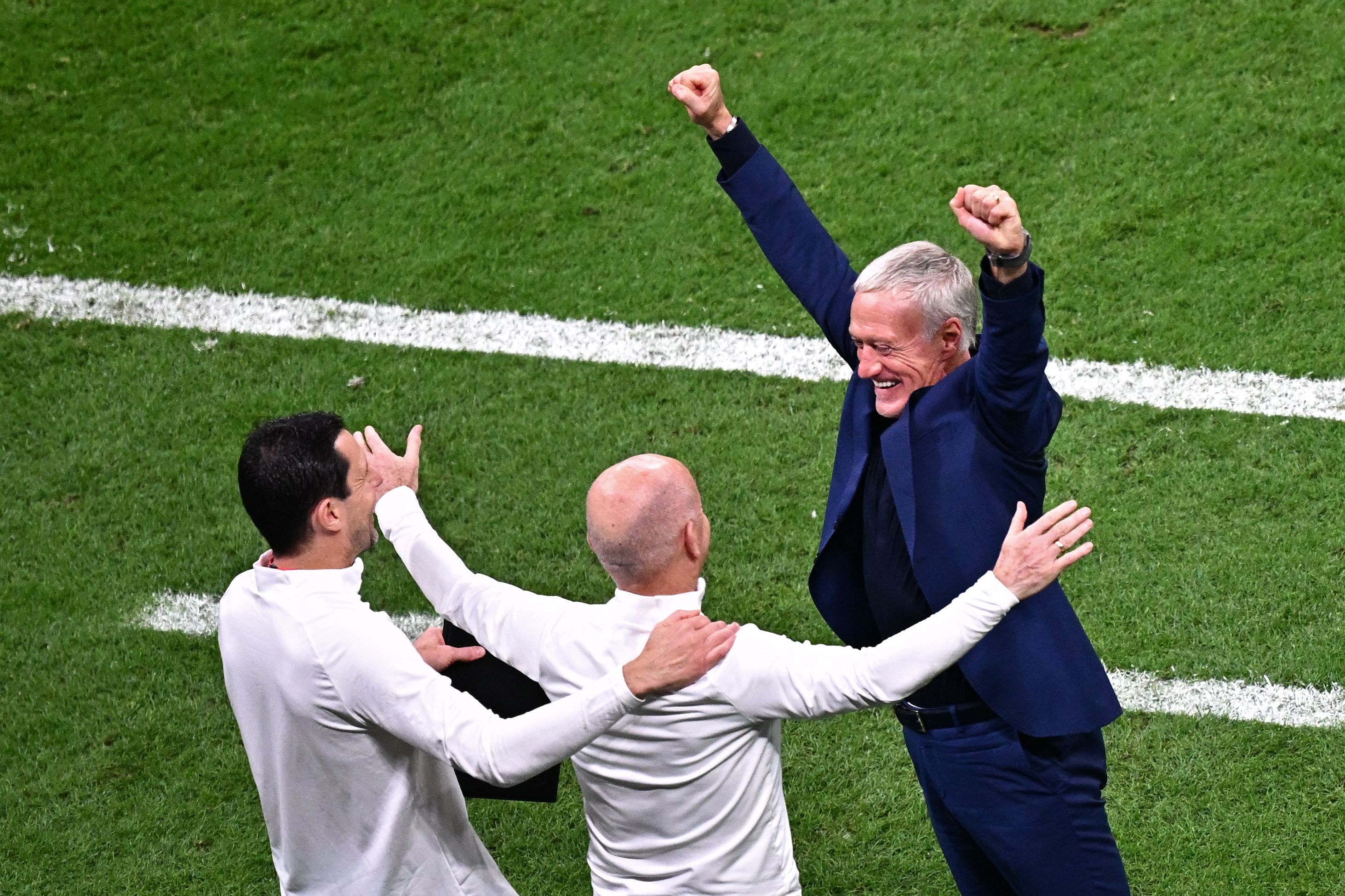 Pelatih Timnas Prancis Didier Deschamps (kanan) melakukan selebrasi usai skuadnya menang dan melaju ke Final Piala Dunia 2022