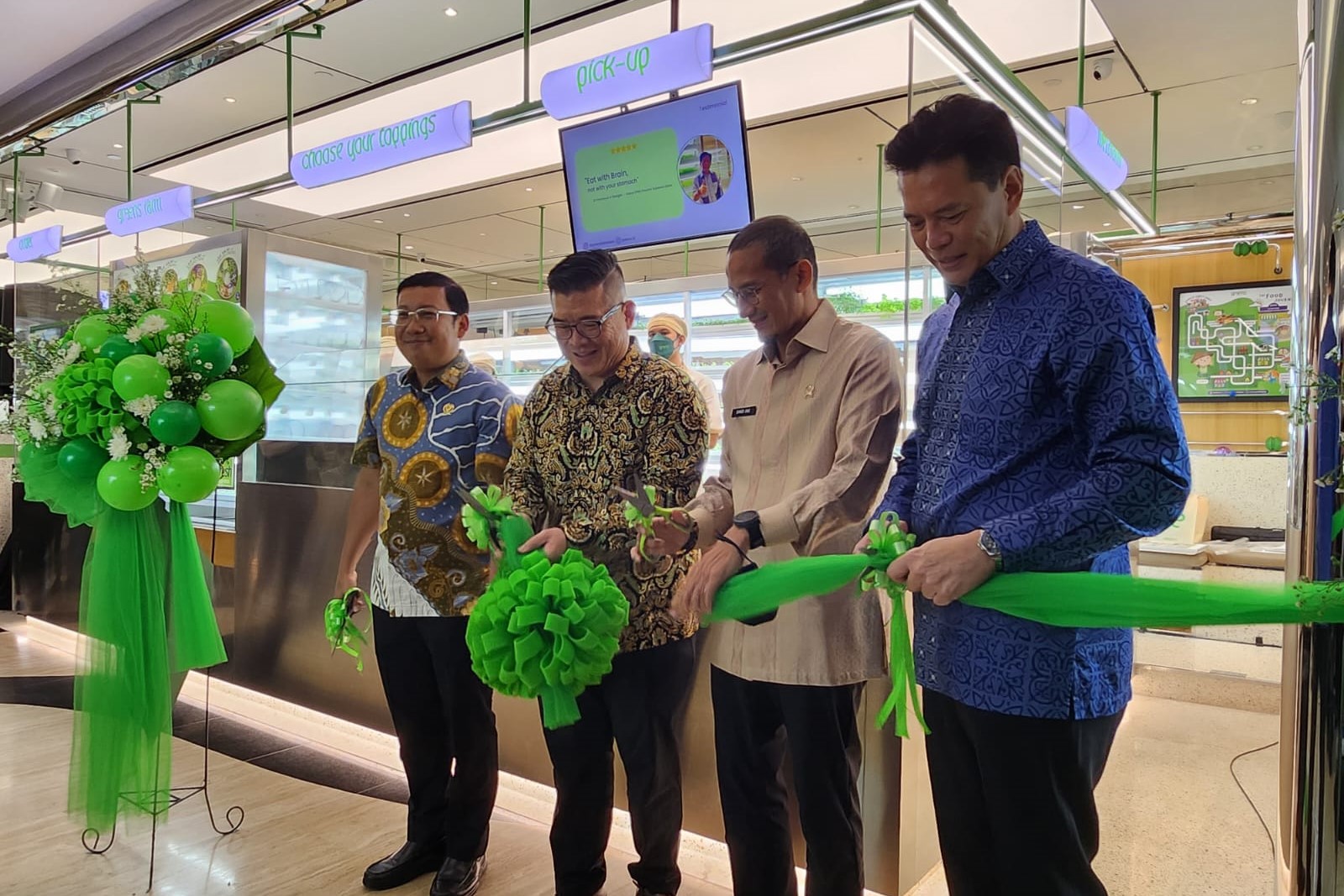 Greens menciptakan inovasi baru dalam penyajian pangan kaya nutrisi yang disebut dengan live salad yang dihadirkan dalam mal. 