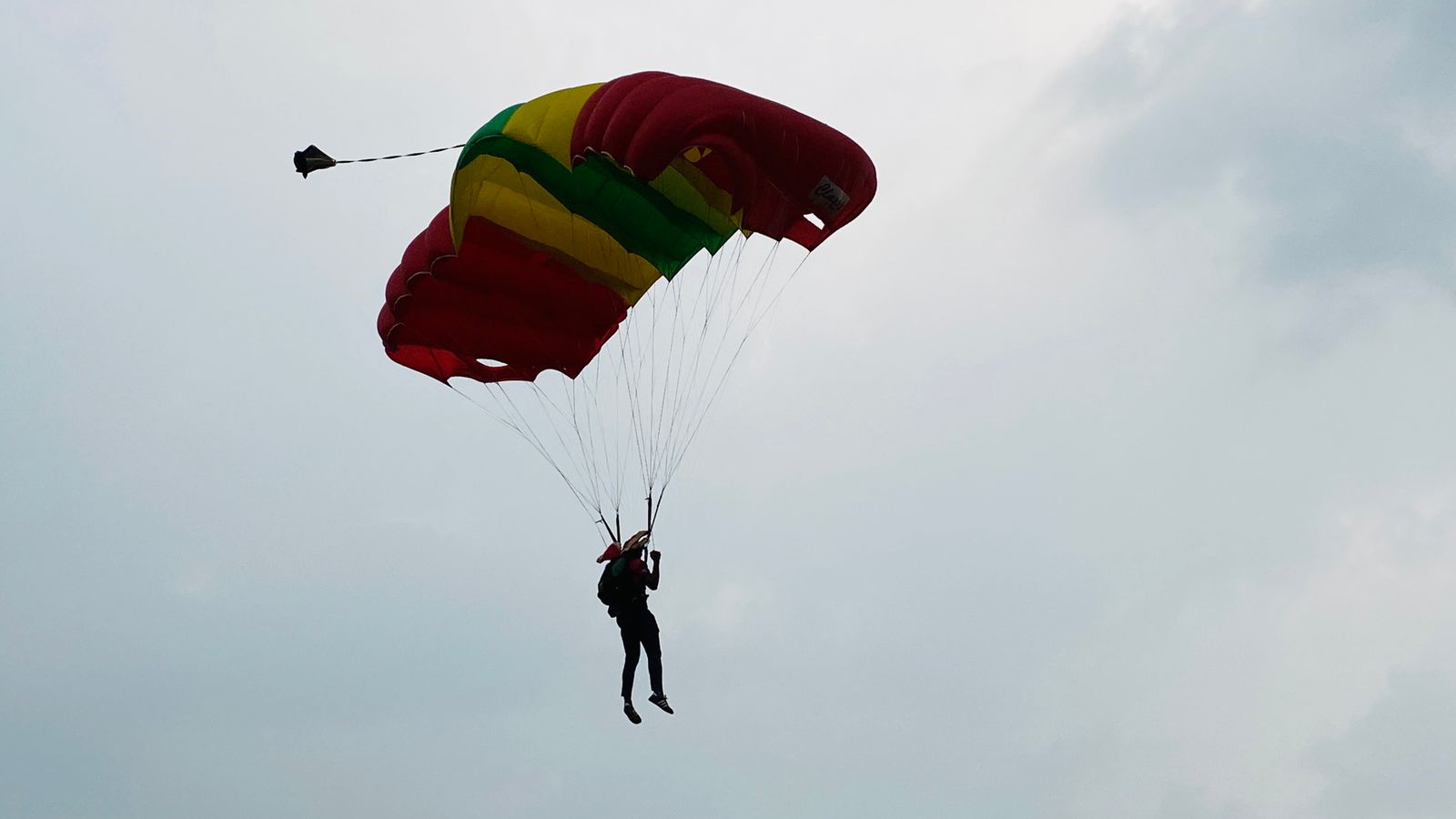 Salah satu peserta Kejurnas terjun payung.
