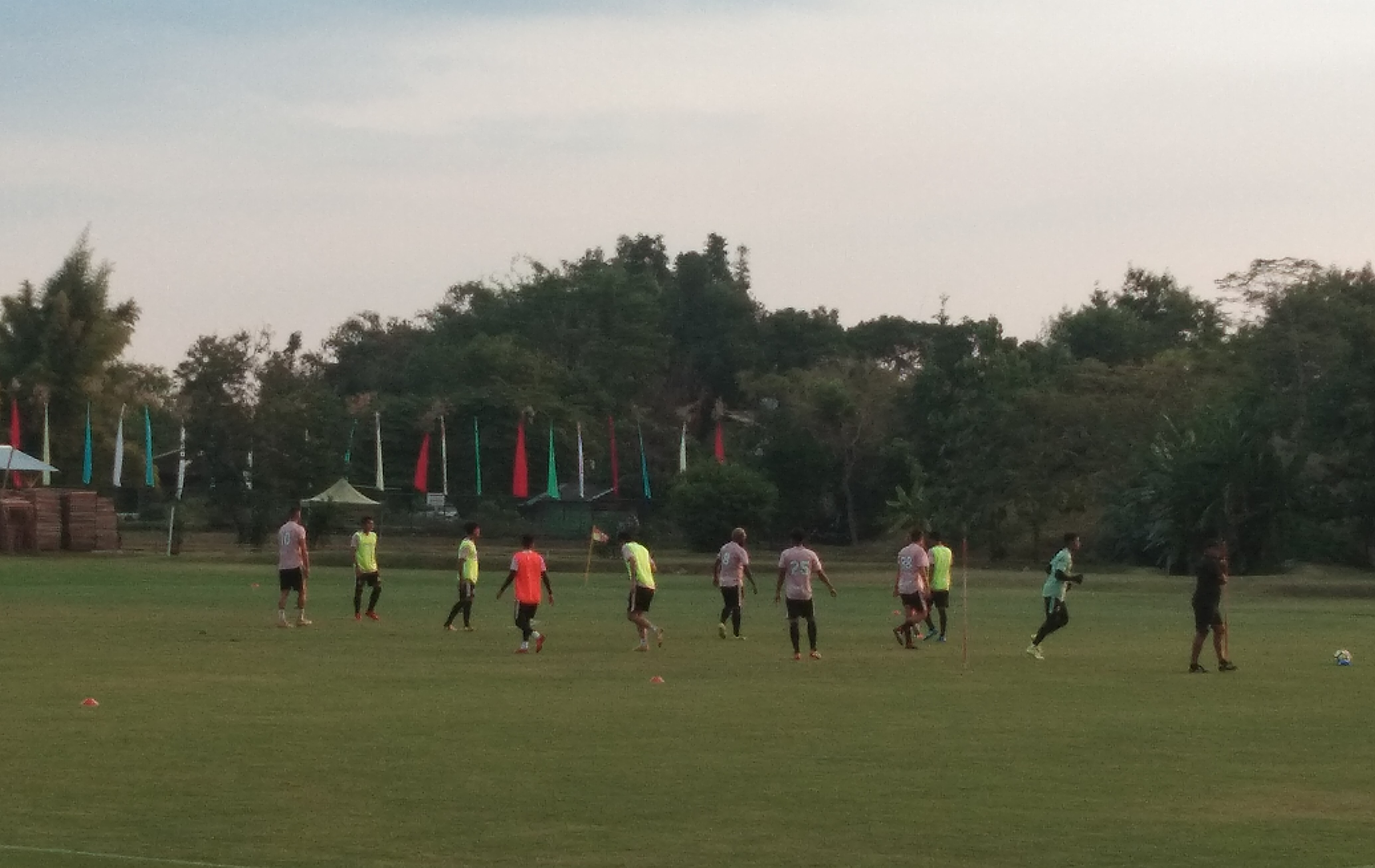 Punggawa PSS tetap berlatih meski tidak ada jadwal pertandingan karena kompetisi kembali ditunda, situasi ini mempengaruhi psikis pemain,