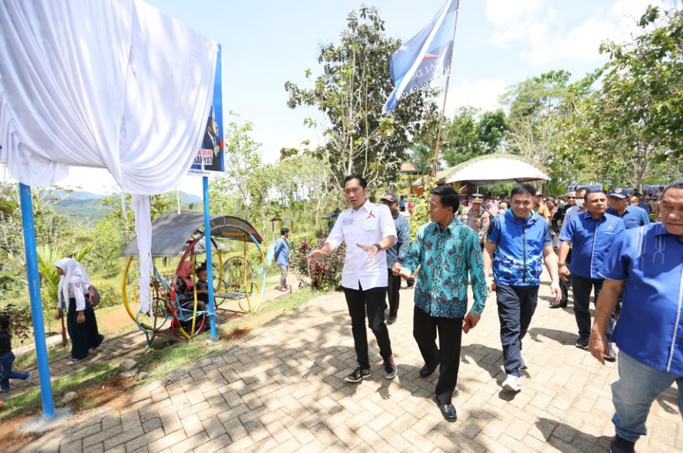 Ketua Fraksi Partai Demokrat DPR RI Edhie Baskoro Yudhoyono (kemeja putih) saat berkunjung ke Taman Karang Sinawung