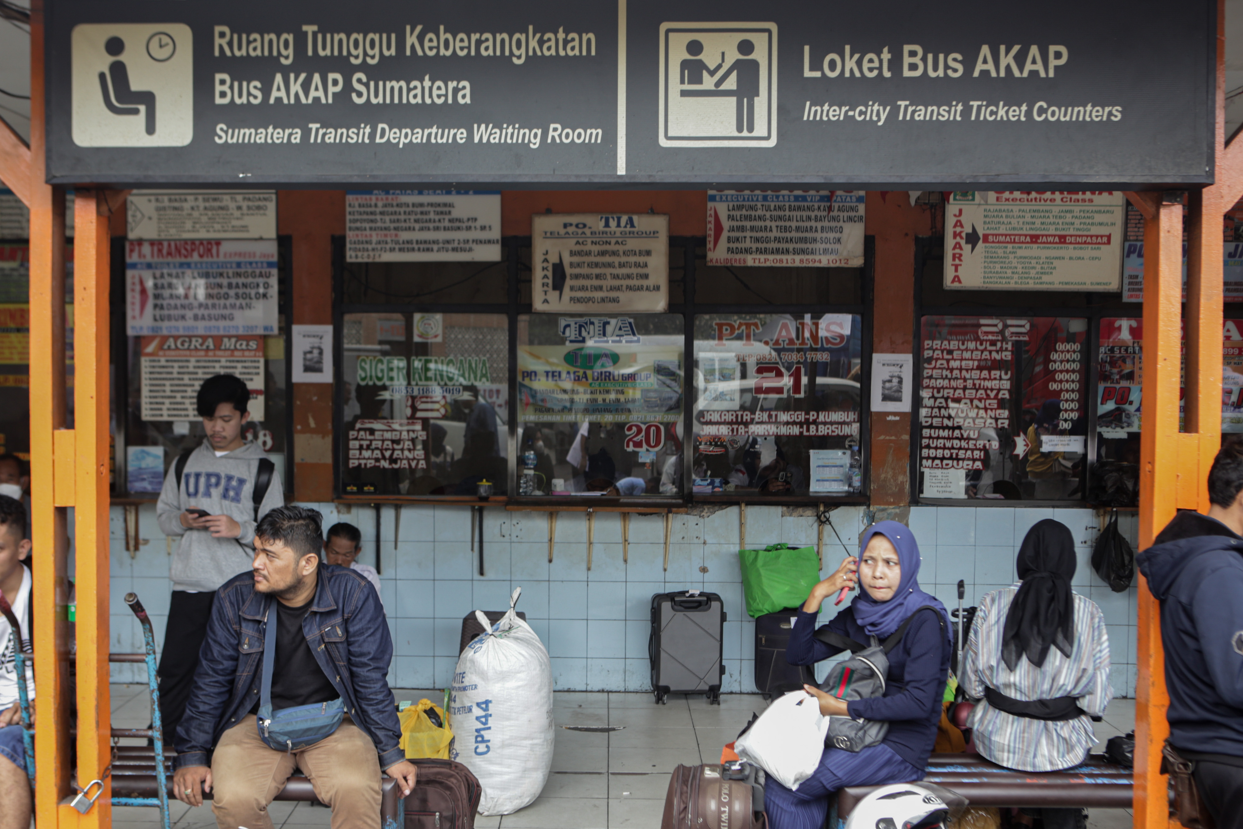 Calon penumpang bus menunggu jadwal keberangkatan di Terminal Kalideres, Jakarta