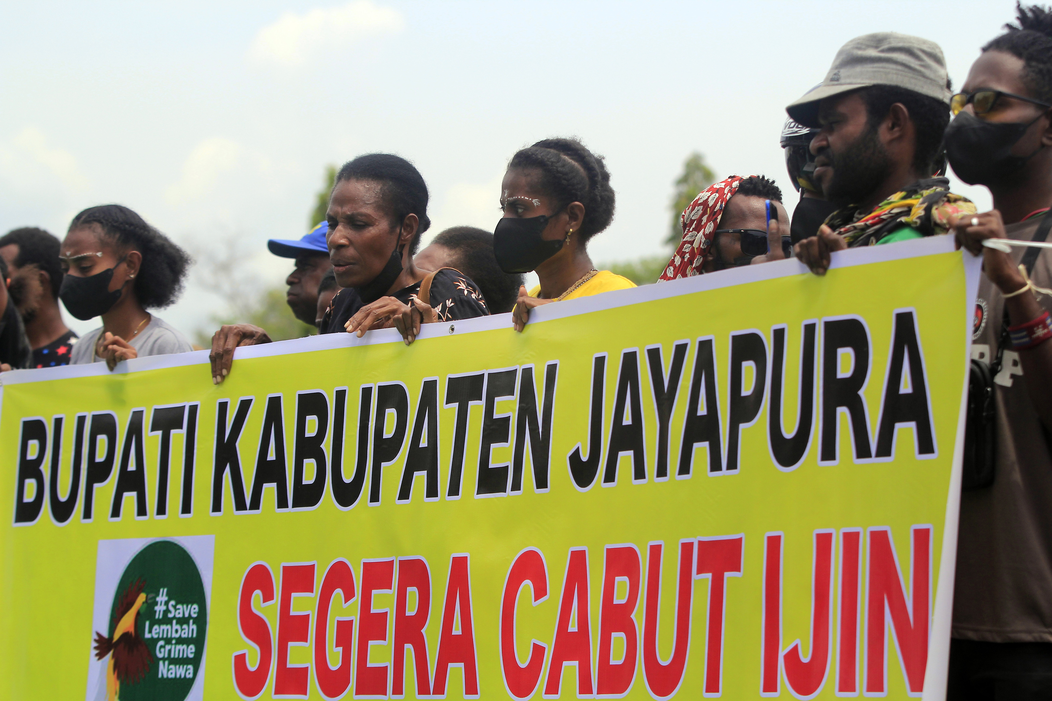 Sejumlah warga Lembah Grime Nawa berunjuk rasa di Kantor Bupati Jayapura, Sentani, Kabupaten Jayapura, Papua, Rabu (7/9/2022). 