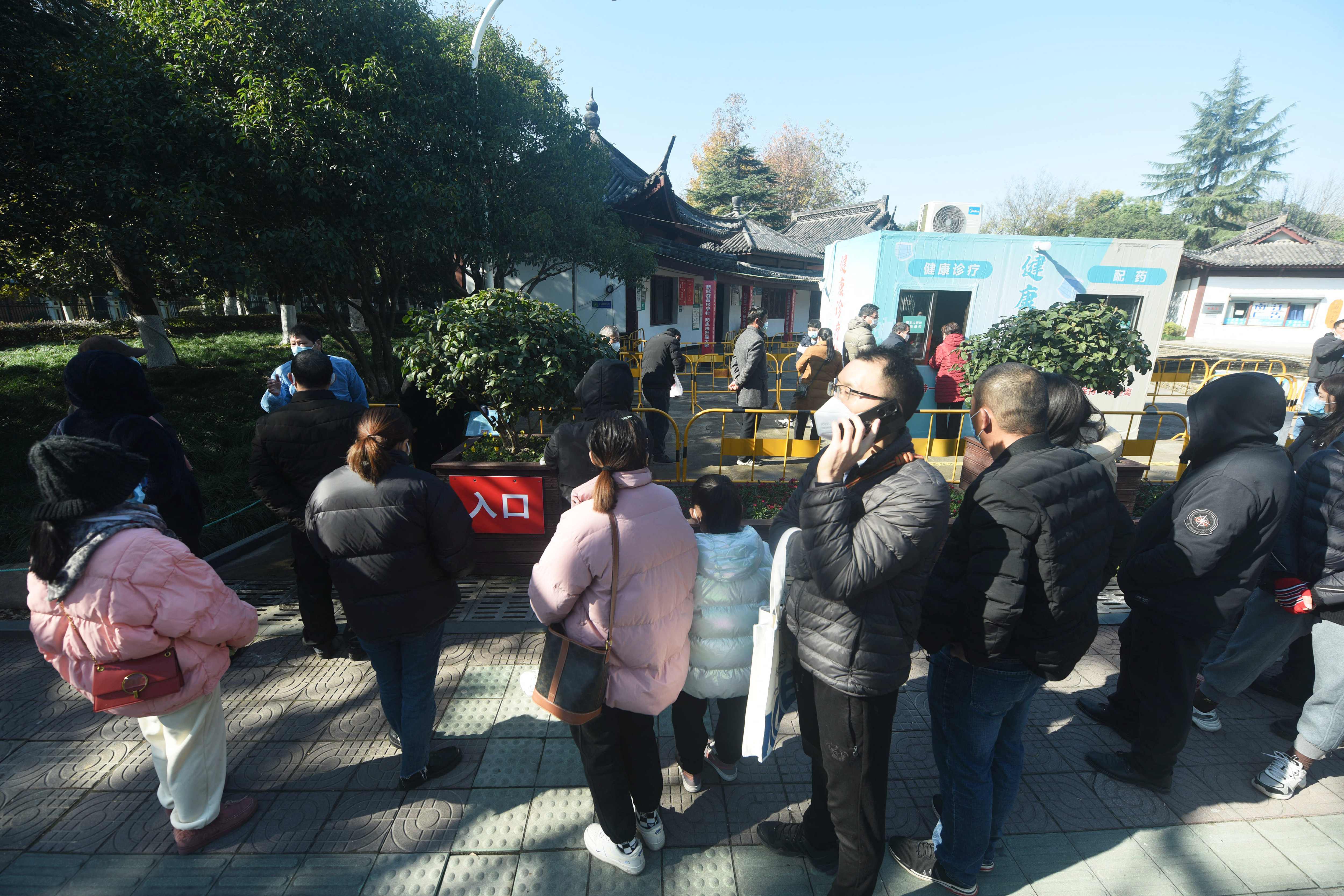 Sejumlah warga mengunjungi klinik untuk menjalani uji tes covid-19 di Hangzhou, Provinsi Zhejiang, wilayah timur Tiongkok, Selasa (20/12).