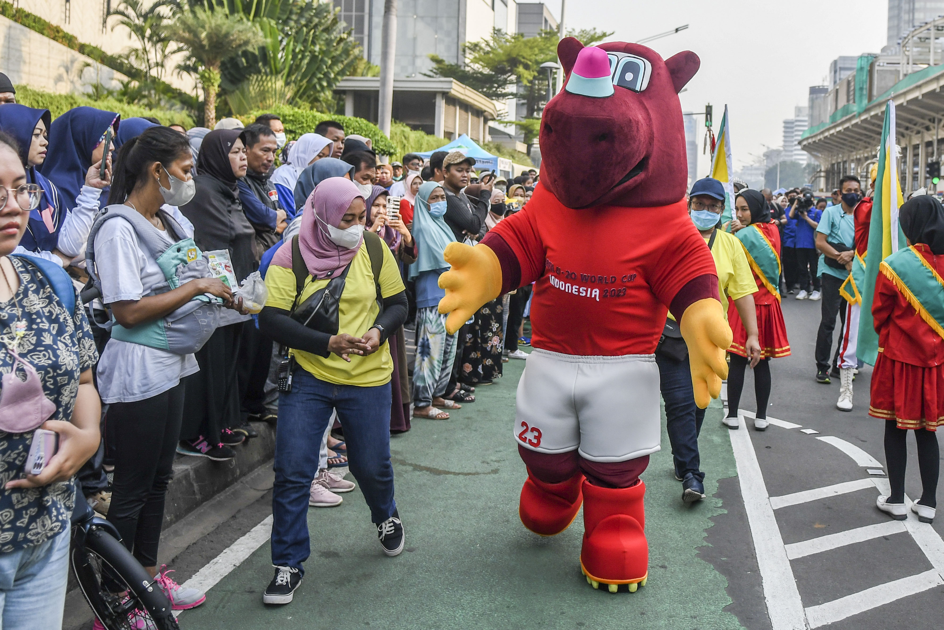 Maskot Piala Dunia U-20 2023 Bacuya (kanan) saat diperkenalkan di CFD)di kawasan Bunderan Hotel Indonesia, Jakarta, Minggu (18/9).