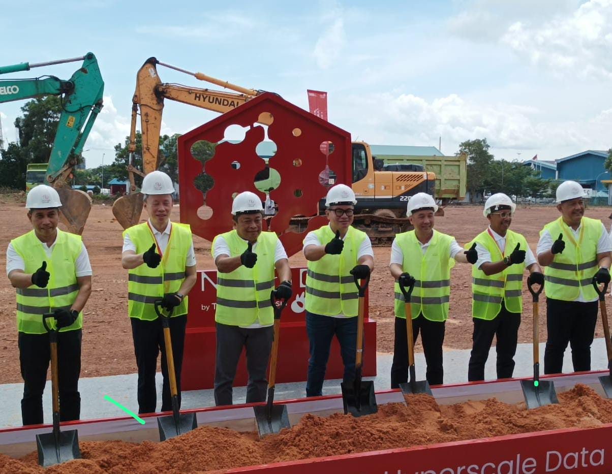 Ground Breaking Hyperscale Data Center Telkom oleh Wakil Menteri BUMN Kartika Wirjoadmodjo (tengah) dan CEO Telkom Ririek Adriansyah