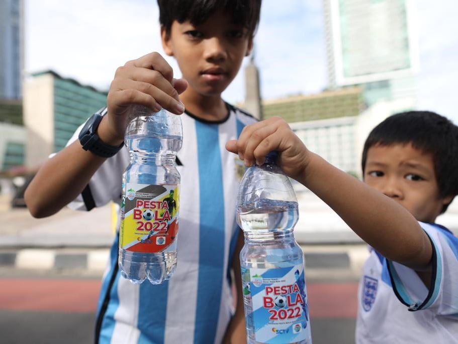 Anak-anak pendukung timnas Argentina.