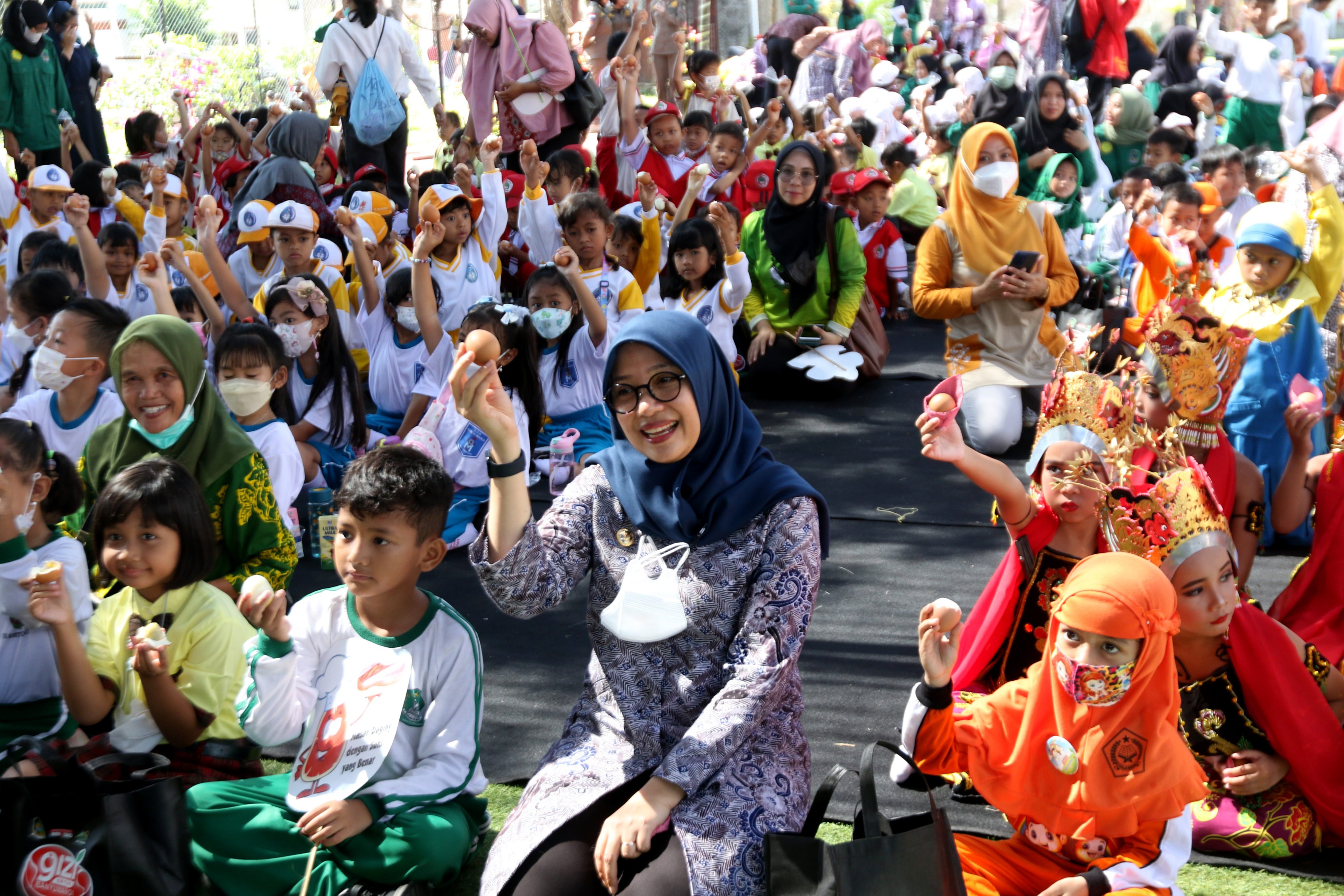 Gerakan makan telur, daging bersama anak-anak itu sebagai upaya Pemerintah Daerah setempat dalam mengedukasi pemberian asupan gizi