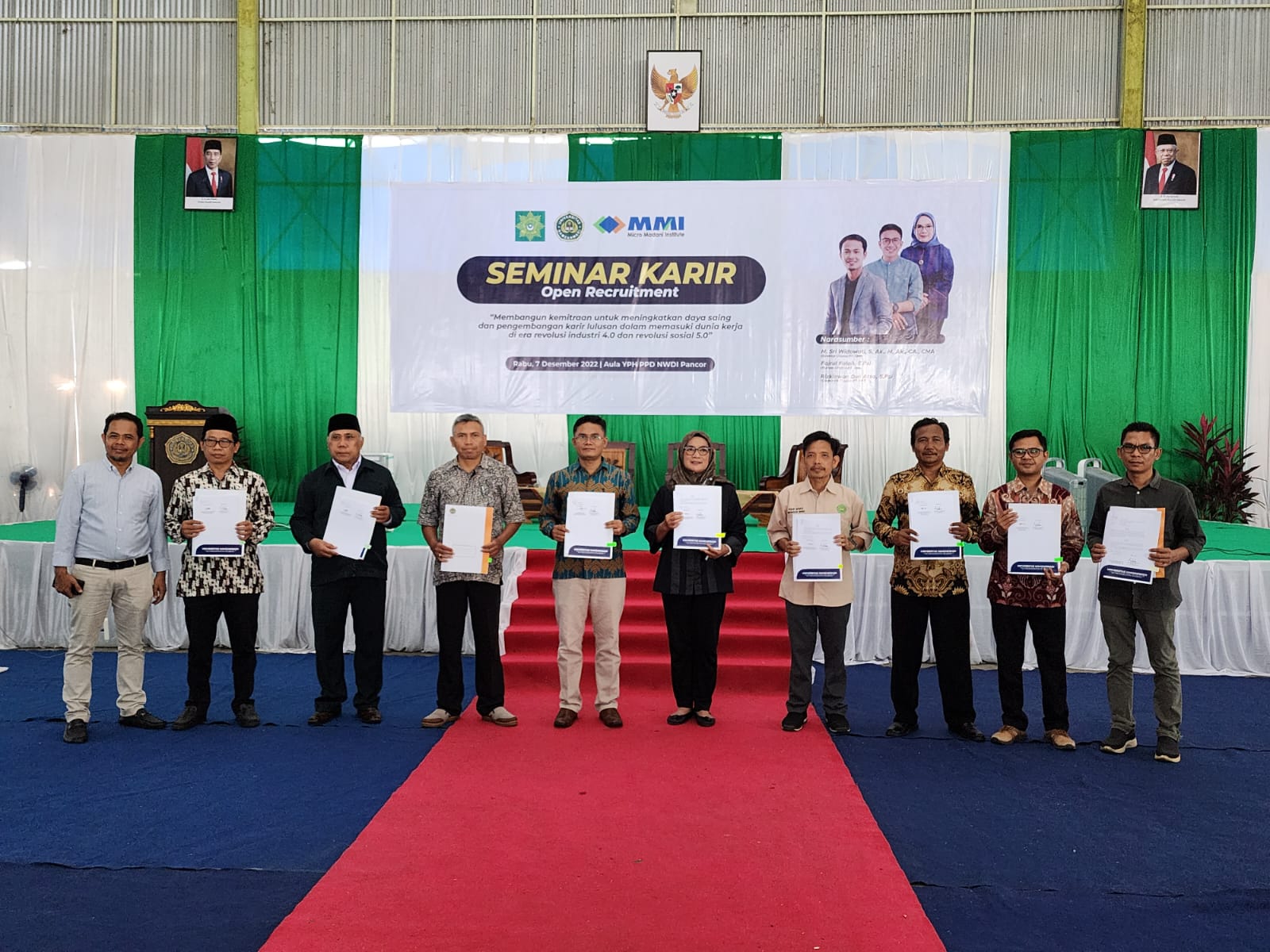 Seminar karier untuk wisudawan Universitas Hamzanwadi .