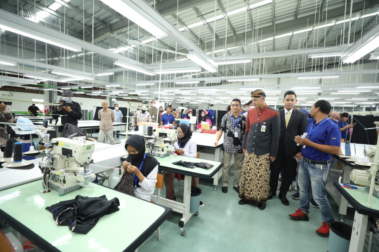 Gubernur Jateng Ganjar meninjau PT ECLAT Textile International, salah satu pabrik di KIK Kendal, Jateng, Kamis (8/12/2022).