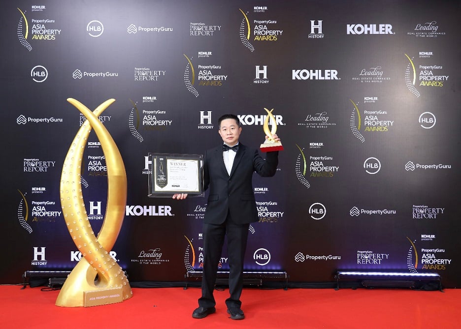 CMO Cipta Harmoni Lestari, Setia Iskandari Rusli, sesuai menerima penghargaan Asia Property Award.