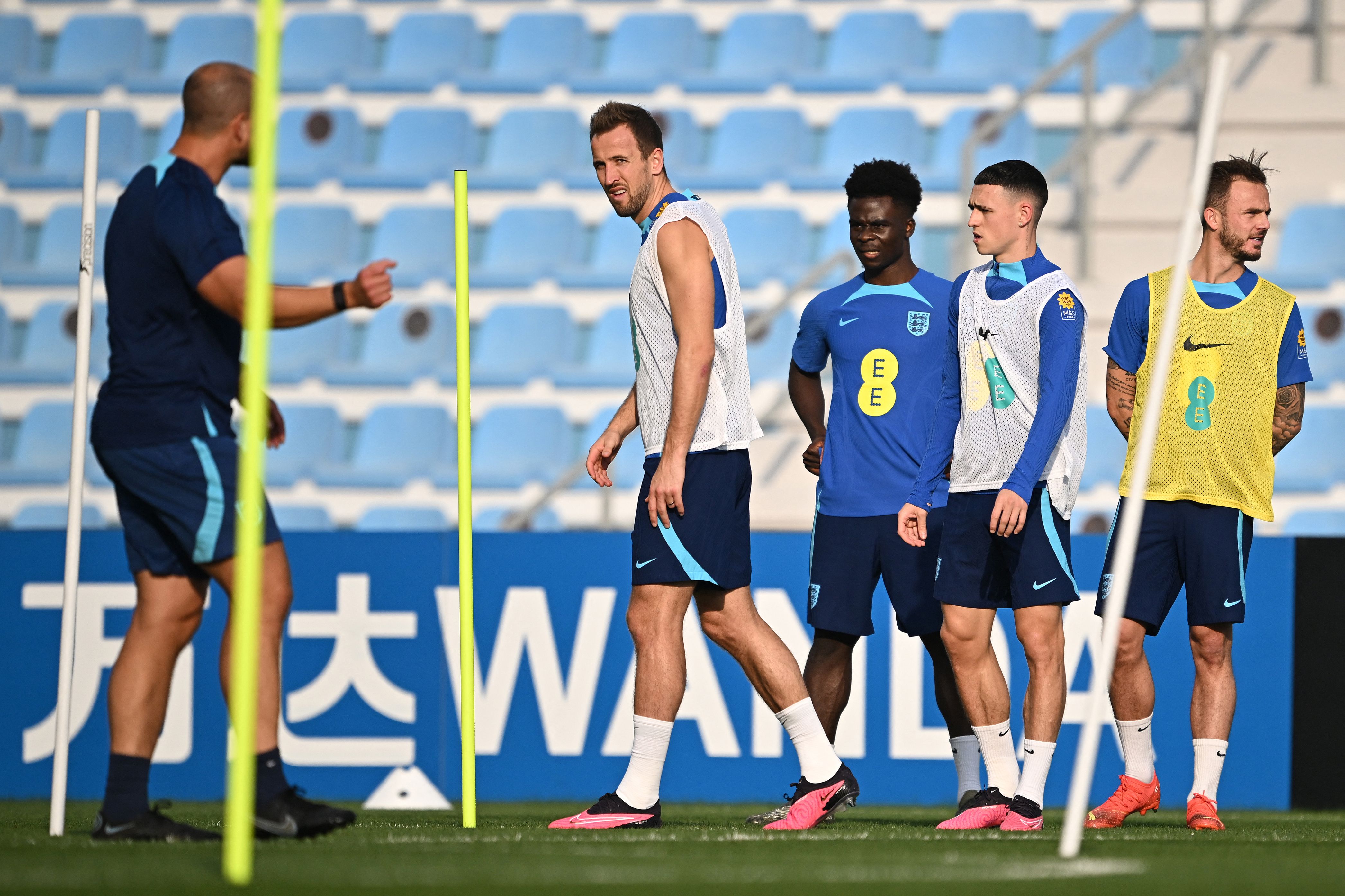 Kapten sekaligus penyerang utama Inggris Harry Kane menjalani sesi latihan di stadion milik Al Wakrah SC, Doha, Qatar.