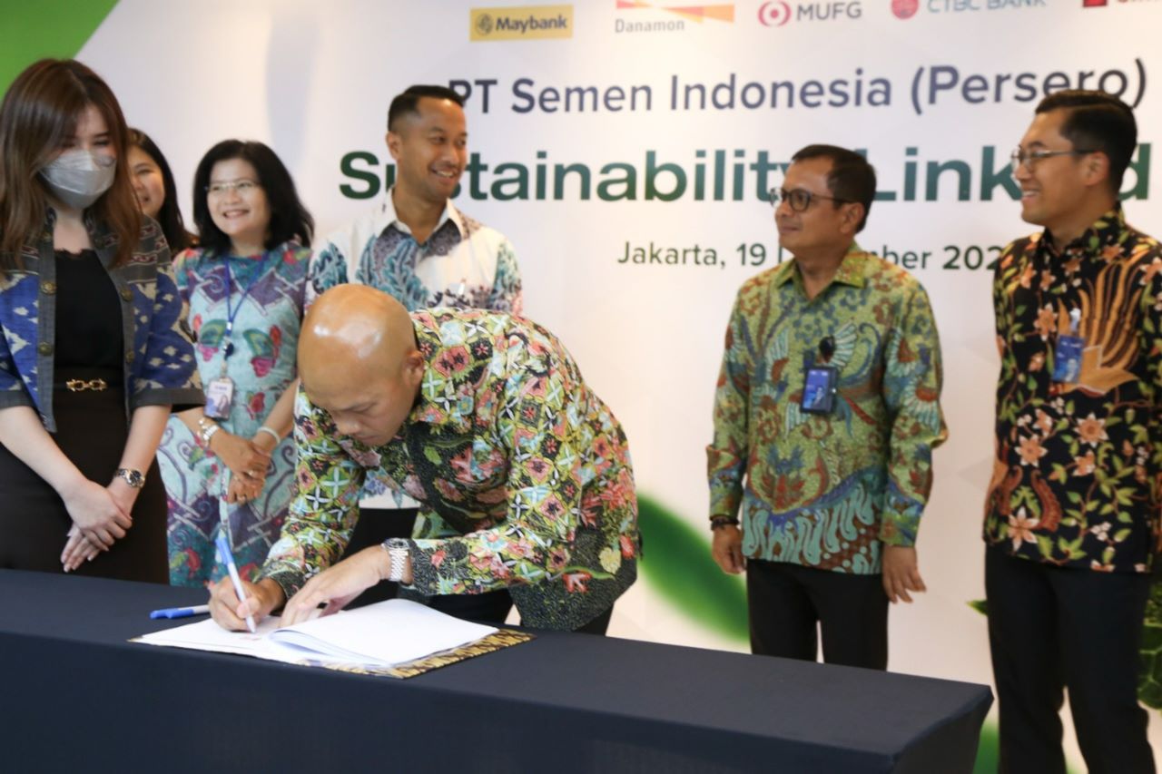 Direktur Keuangan dan Manajemen Risiko SIG, Andriano Hosny Panangian menandatangani Perjanjian Kredit Sindikasi Sustainability Link Loan. 