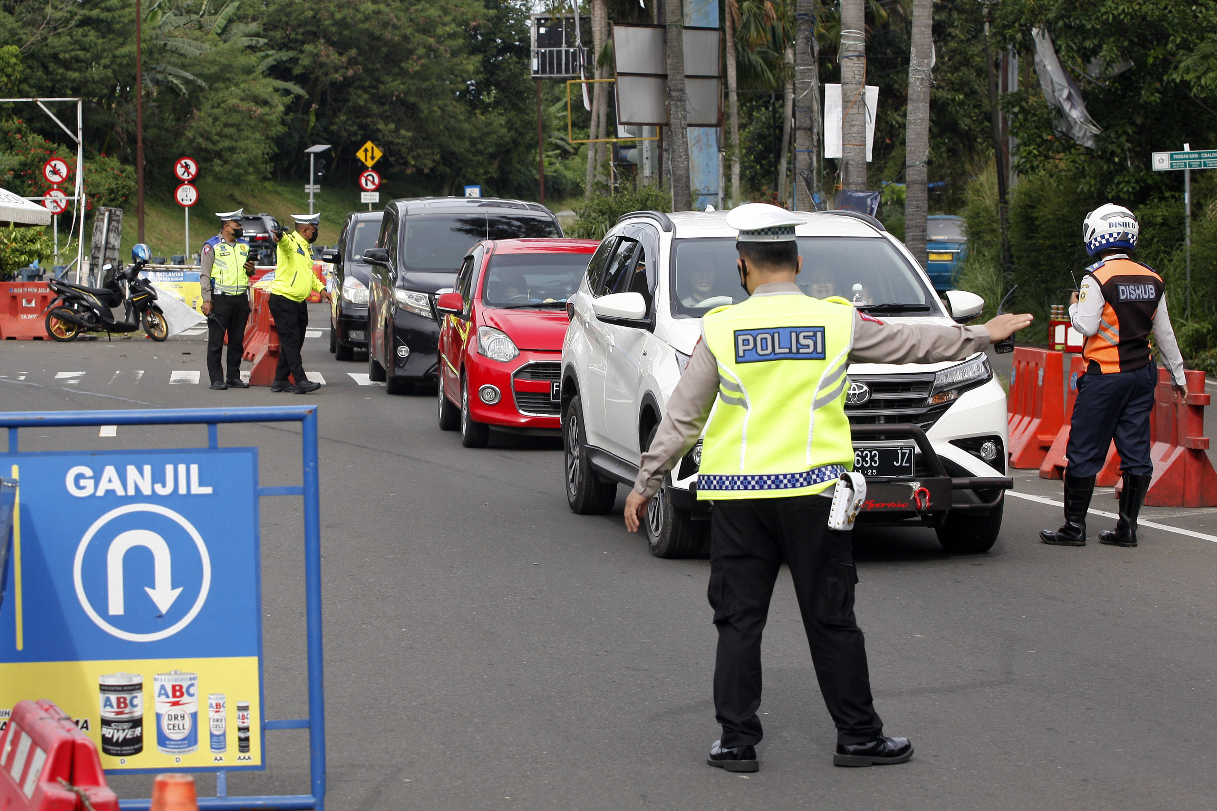 Ilustrasi penyekatan jalan yang dilakukan kepolisian.