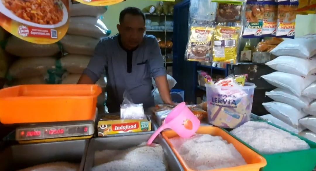 Seorang pedagang di Pasar Pagi Kota Tegal, Jawa Tengah.