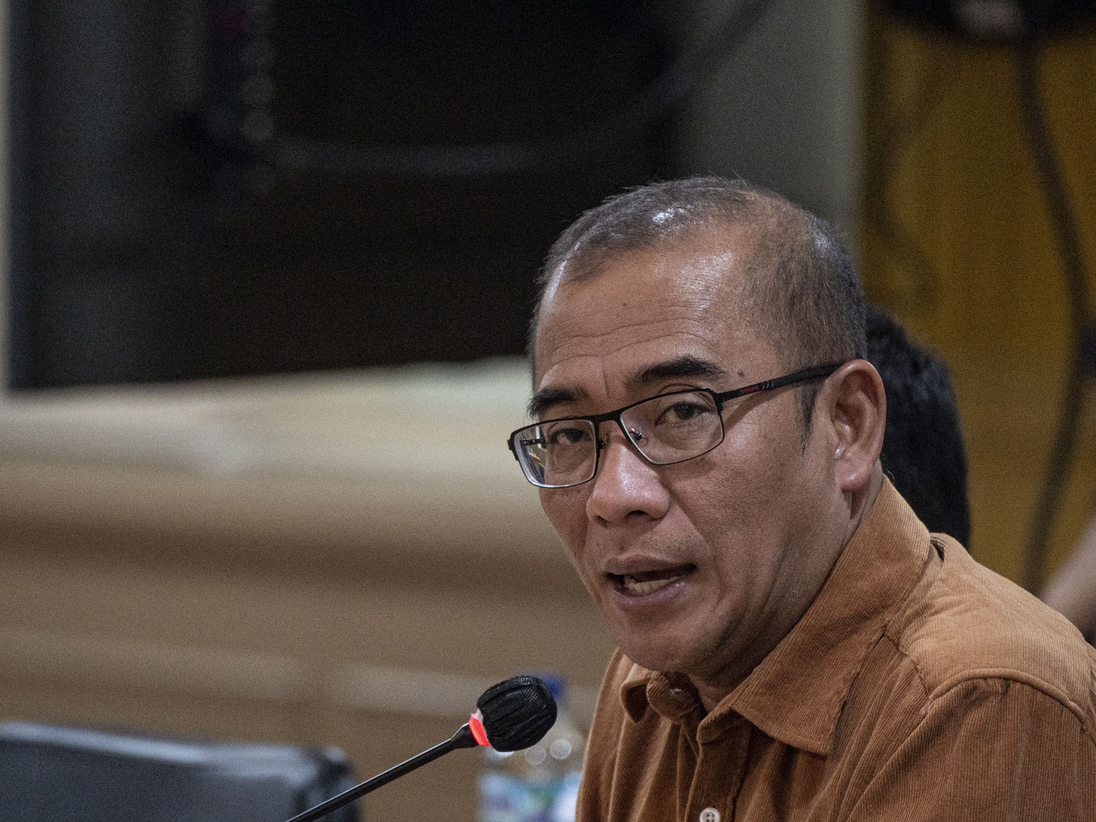 Ketua KPU Hasyim Asy'ari mengikuti rapat kerja dengan Komite I DPD di Kompleks Parlemen, Senayan, Jakarta, Selasa (8/11/2022).