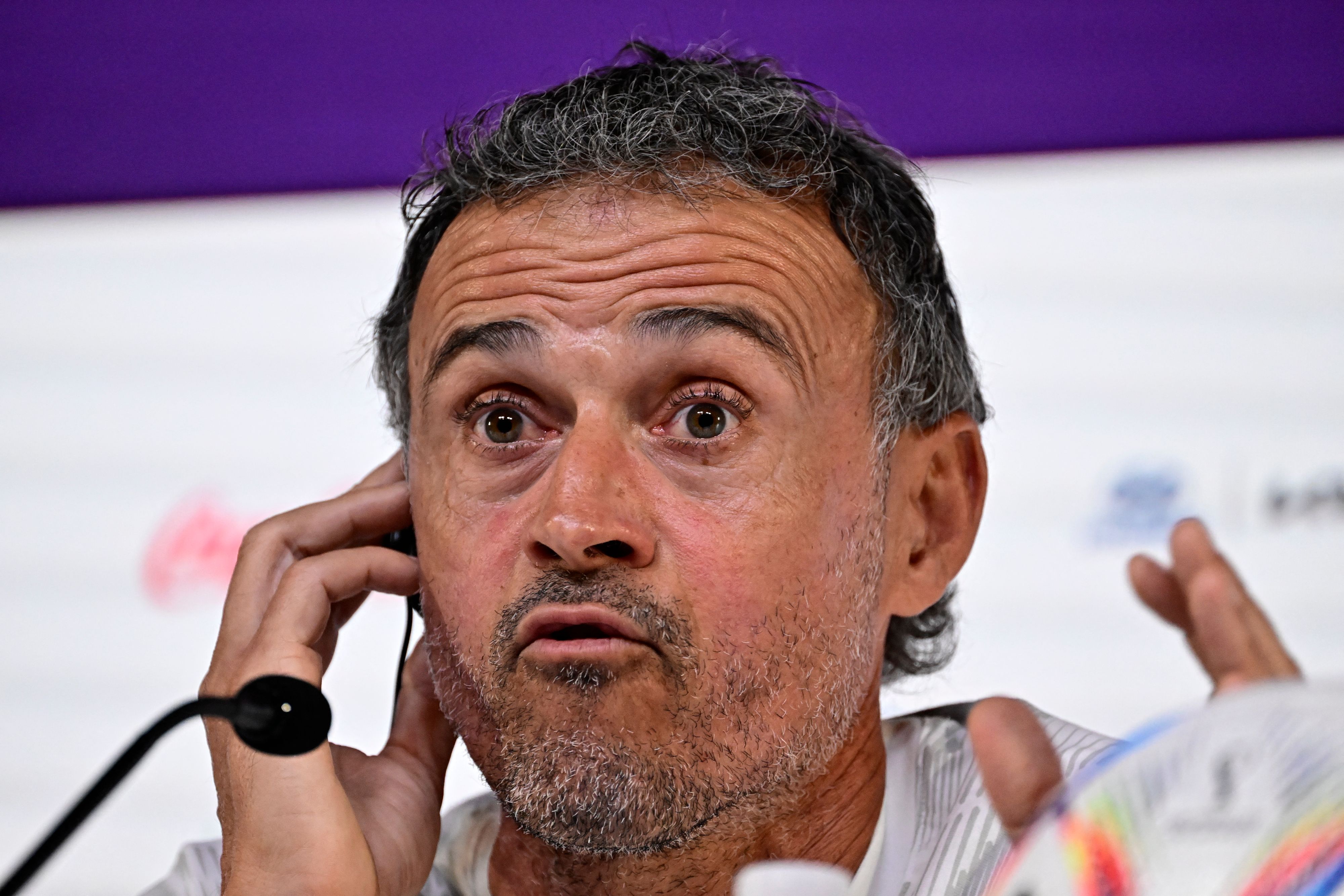 Pelatih Spanyol Luis Enrique dalam sesi konferensi pers di Qatar National Convention Center, Doha, Senin (5/12).