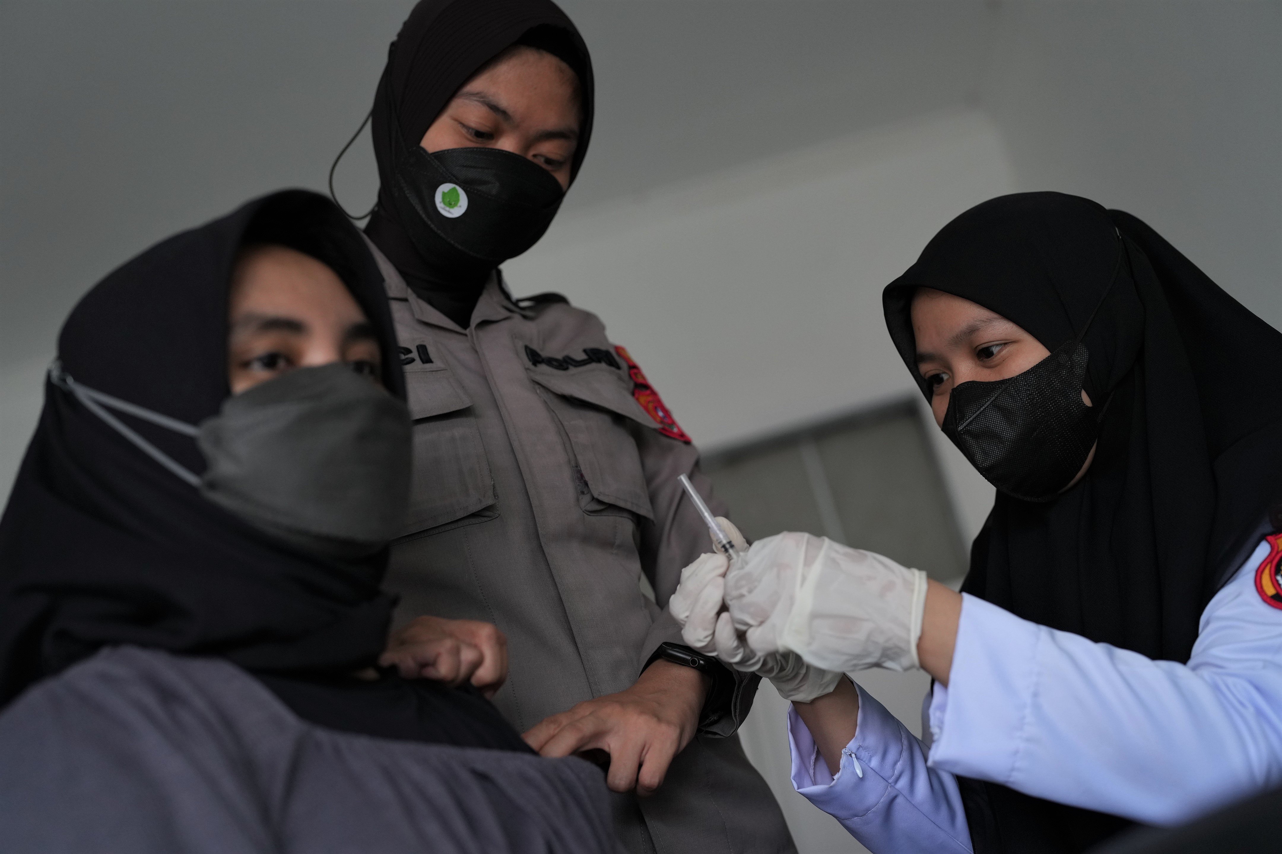 Petugas medis bidang Dokkes Polri memberikan vaksinasi covid-19 dosis keempat kepada nakes di Kendari, Sulawesi Tenggara, Rabu (14/9).