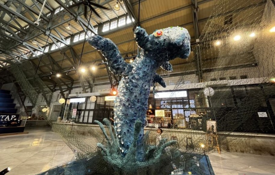 Instalasi seni karya seniman Alex Abbad yang dipamerkan di area Pos Bloc Jakarta Pusat.