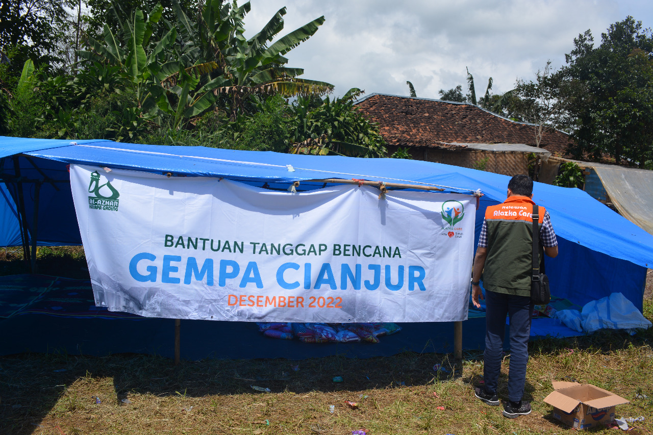 Tenda bantuan tanggap bencana yang didirikan Alazka Care bagi korban gempa bumi di Cianjur, Jawa Barat.
