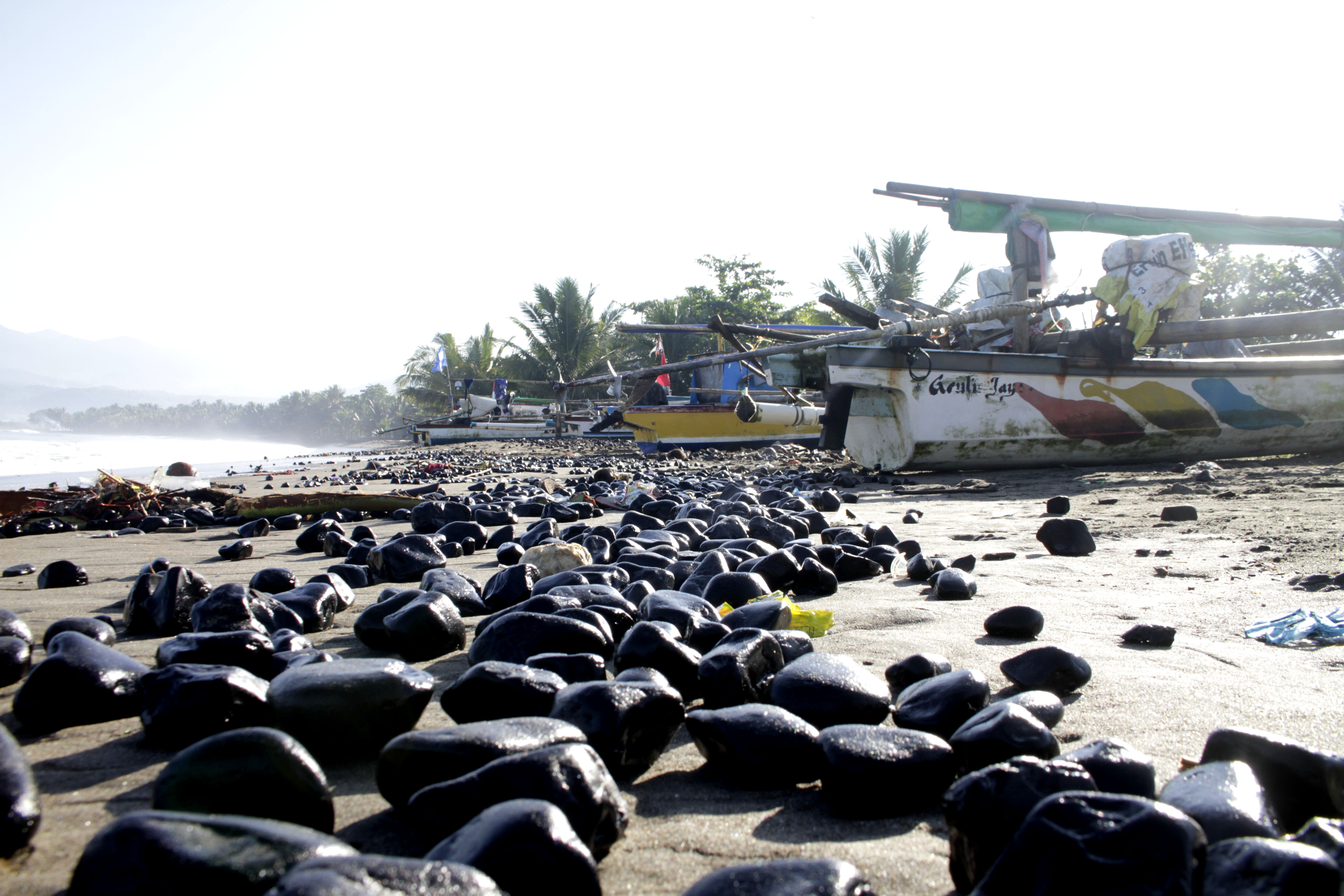Bongkah batu bara berserakan di Pantai Cipatuguran, Pelabuhanratu, Sukabumi, Jawa Barat, beberapa waktu lalu.
