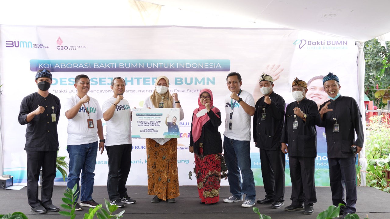 Perhutani memberikan bantuan sarana prasarana penunjang pengelolaan sampah di Kecamatan Antapani, Kota Bandung.