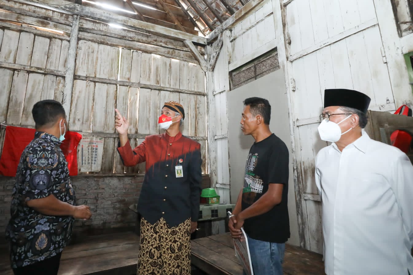  Gubernur Jateng Ganjar Pranowo saat serahkan RTLH di Desa Sukomulyo, Kecamatan Kaliwungu Selatan, Kabupaten Kendal, Jateng.