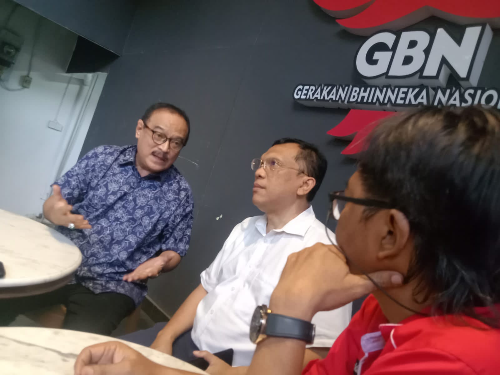 Ketua Umum GBN, Eros Djarot (kiri) didampingi Ketua Umum FKMTI, SK Budiardjo (tengah) dan moderator Kinoy S di Focus Group Discussion (FGD)
