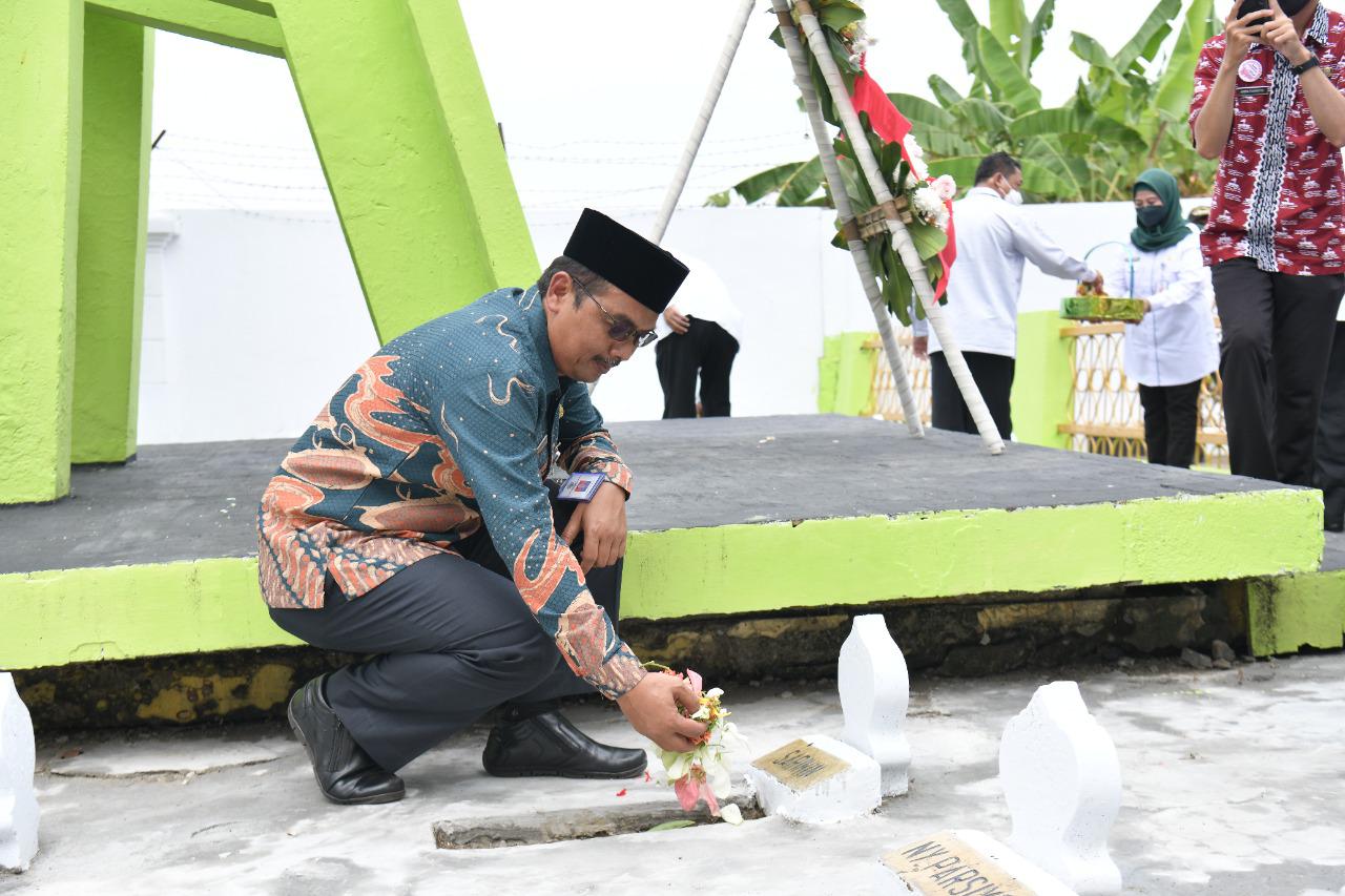 Dirjen Percepatan Pembangunan Daerah Tertinggal (PPDT) Eko Sri Haryanto memimpin langsung Upacara Tabur Bunga ke 67 makam, Kamis (8/12/2022)