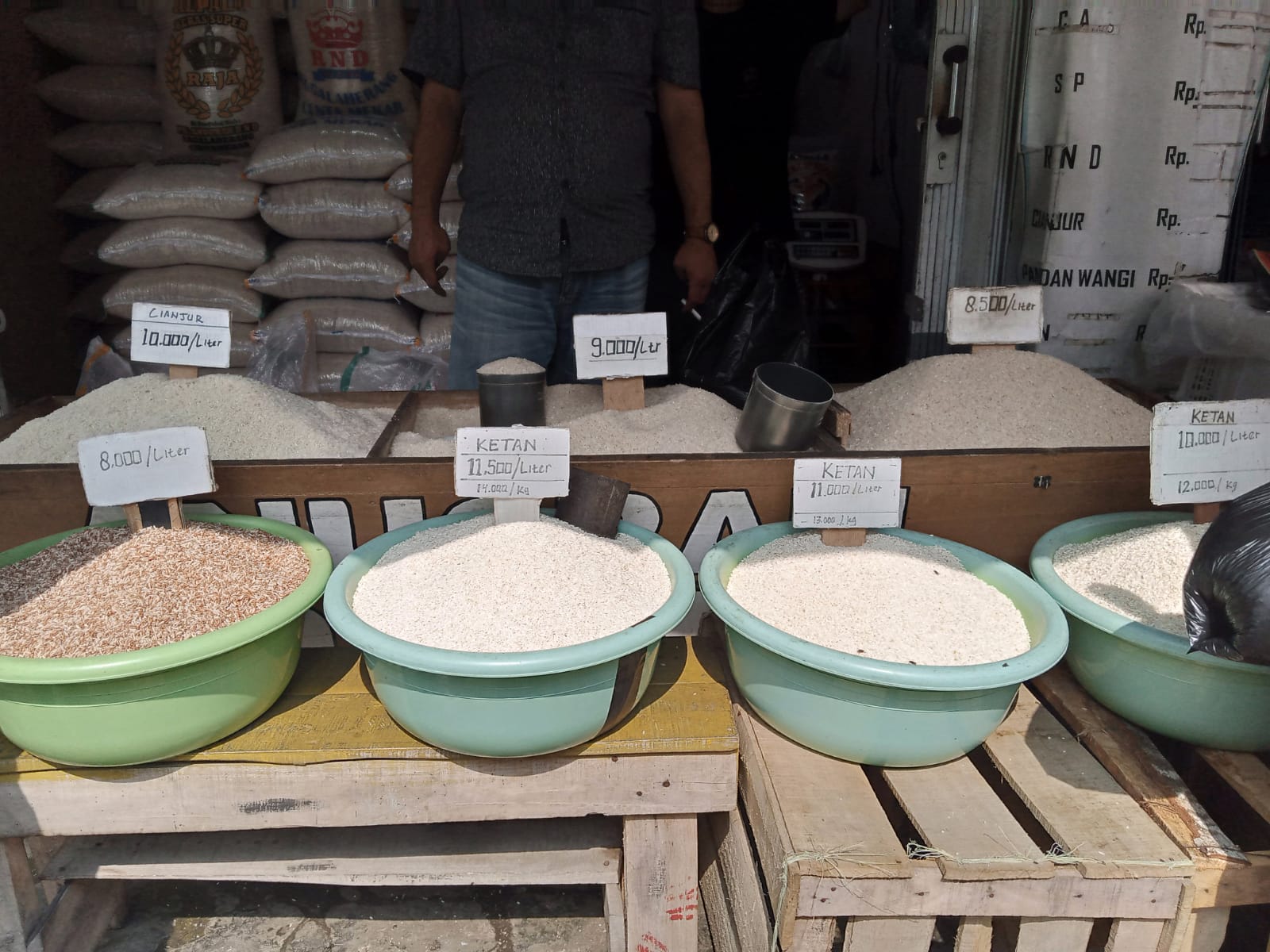 Beras dari berbagai jenis dijajakan di sebuah toko beras di Subang, Jawa Barat.