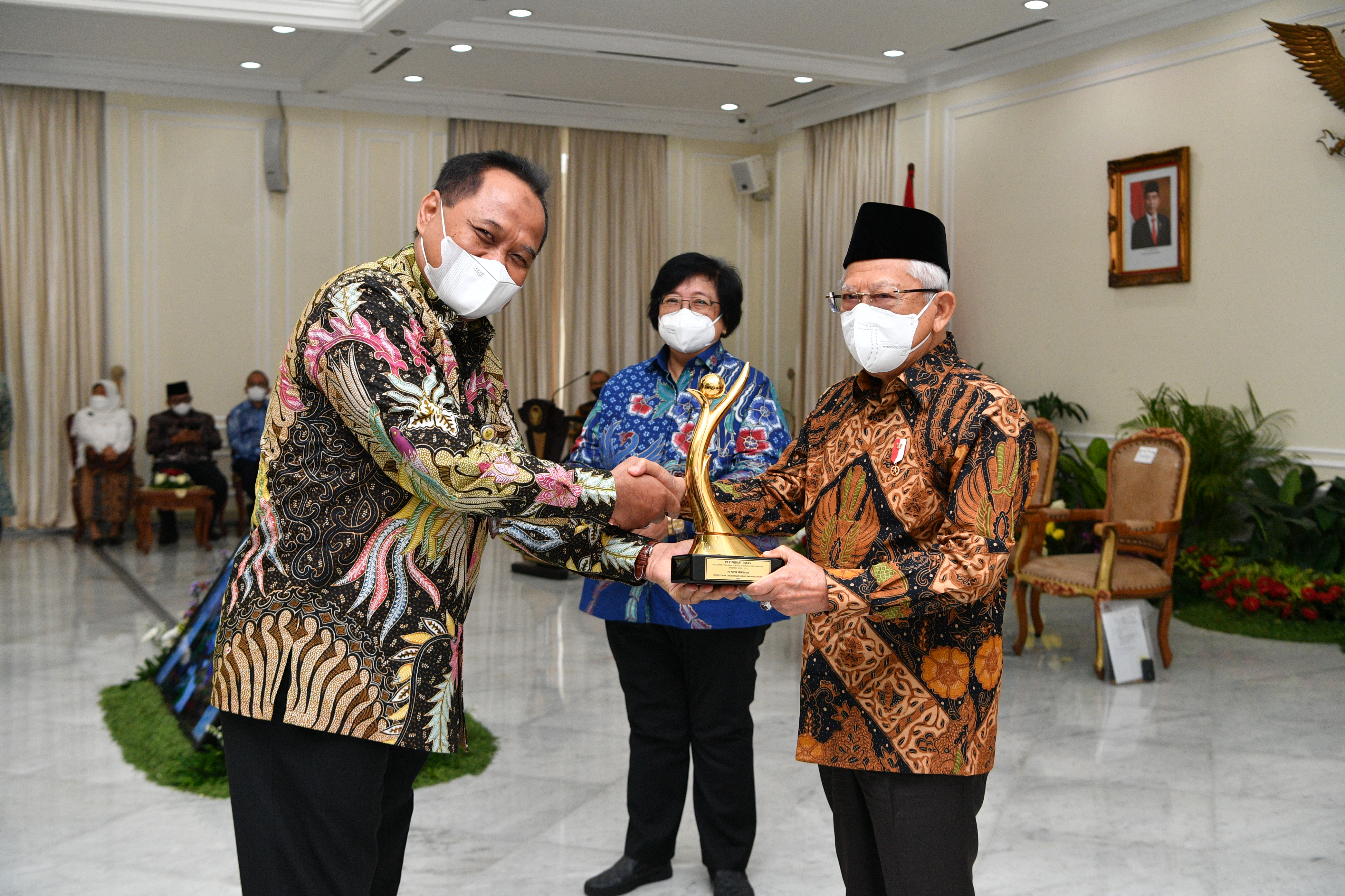 Wapres Ma'ruf Amin dan Menteri LHK RI Siti Nurbaya memberikan penganugrahan Proper Emas kepada Dirut PT Pusri Palembang, Tri Wahyudi Saleh, 