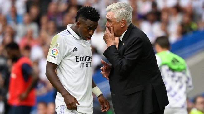 Pelatih Real Madrid, Carlo Ancelotti (kanan) memberikan instruksi pada penyerang sayap Vinicius Junior.
