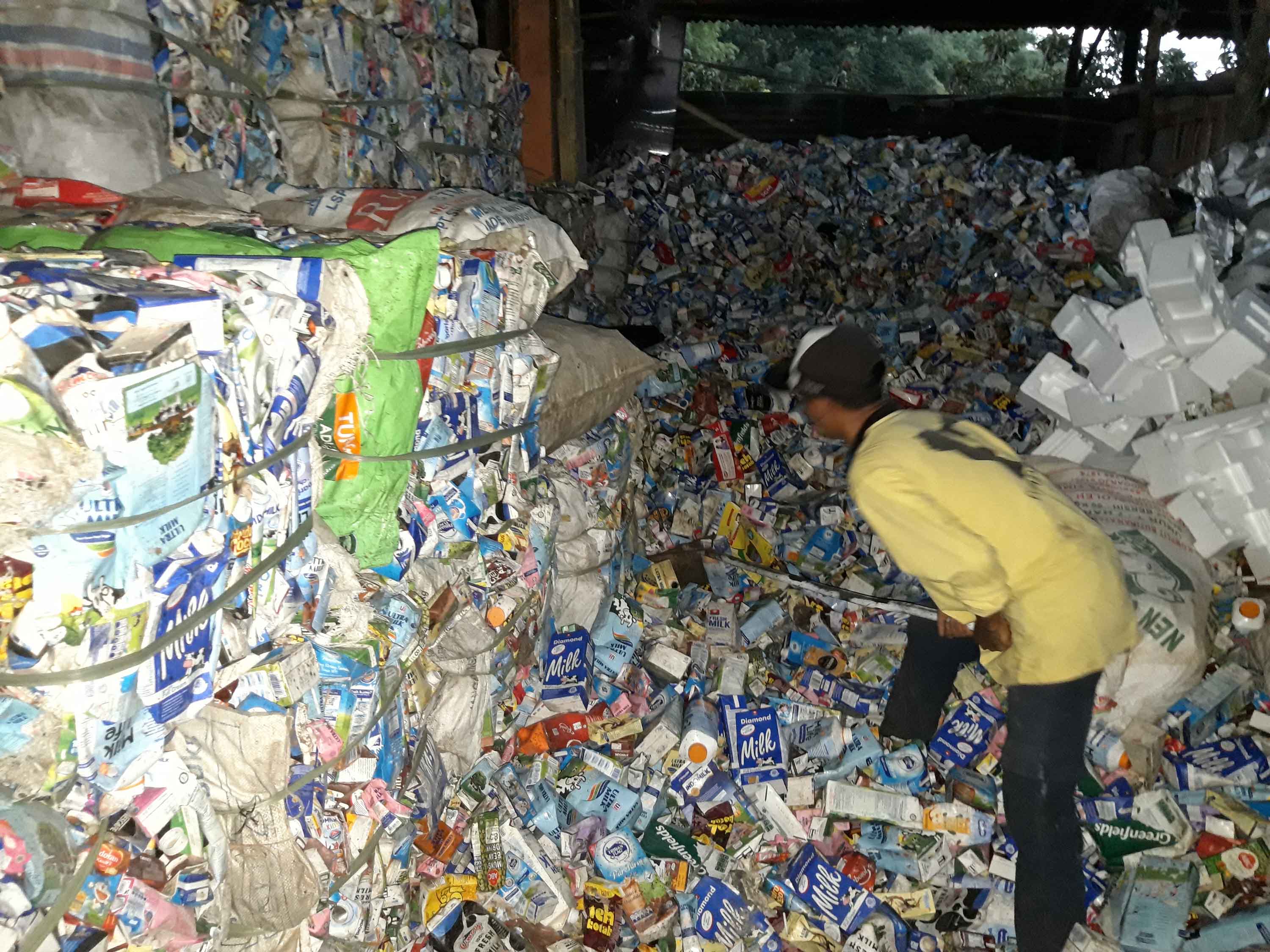 Petugas TPST memilah sampah plastik