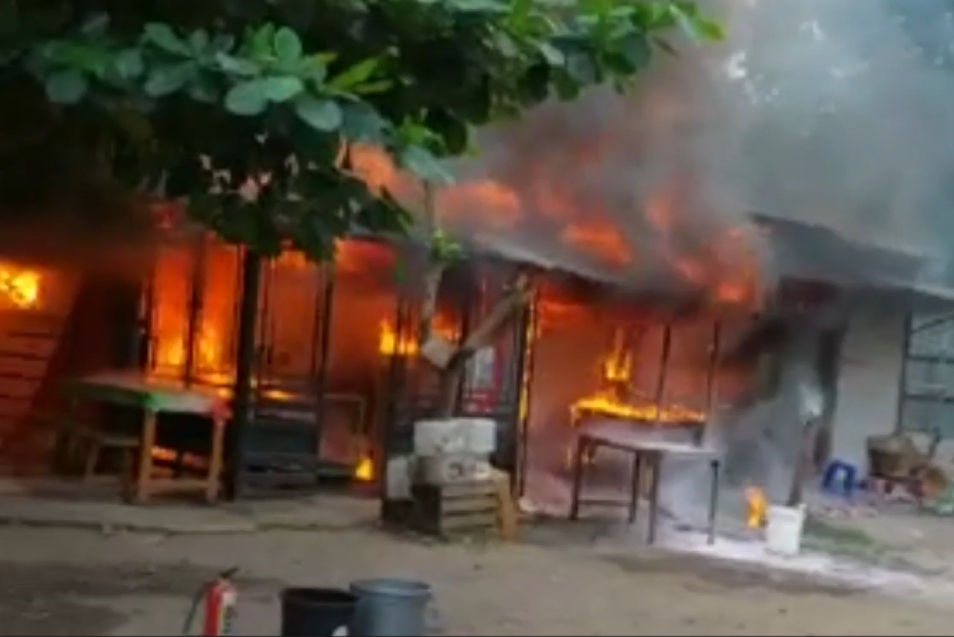 Kios di Pasar Ngaliyan terbakar.