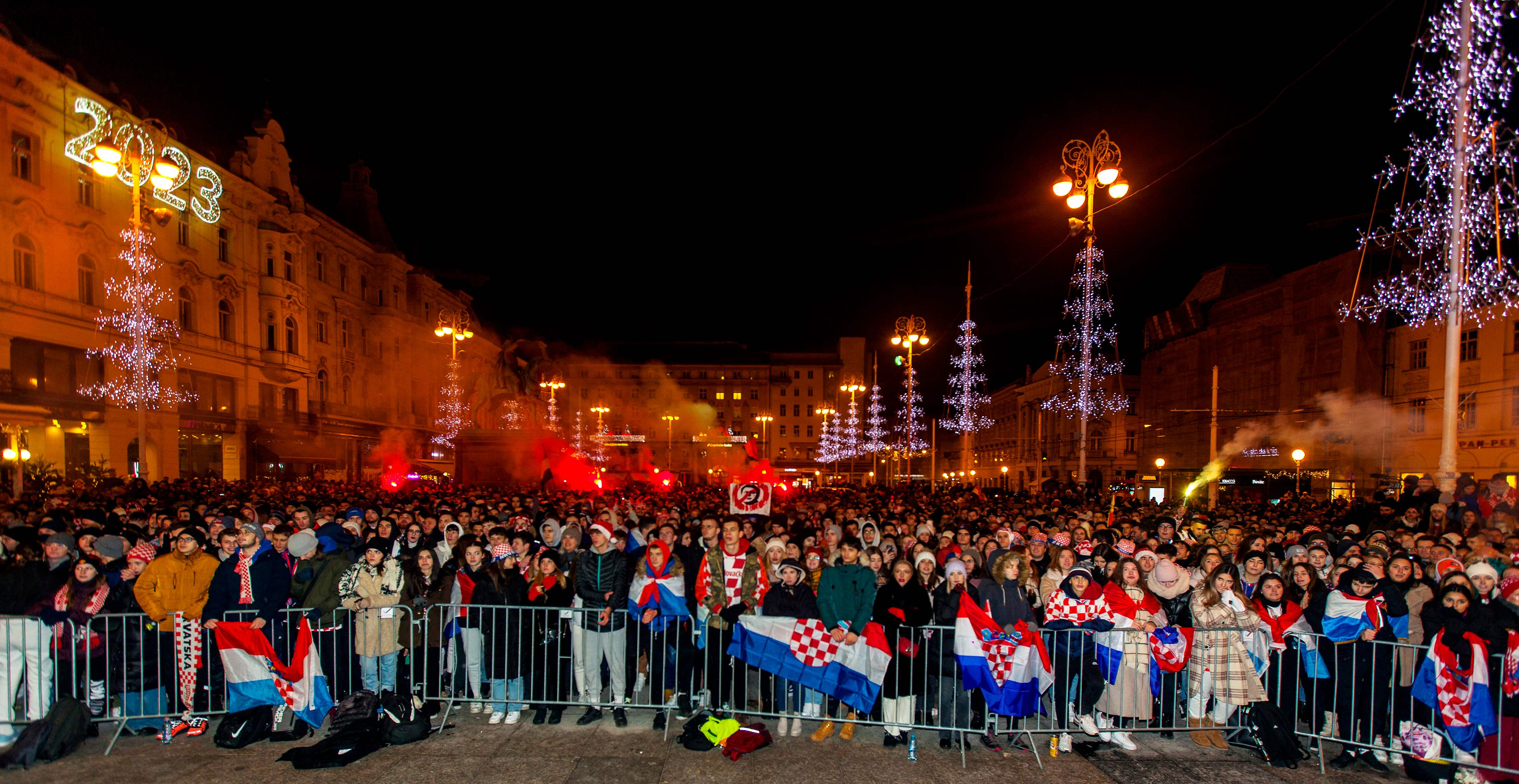 Warga Kroasia menonton laga semifinal Piala Dunia 2022 antara Kroasia dan Argentina di alun-alun Kota Zagreb.