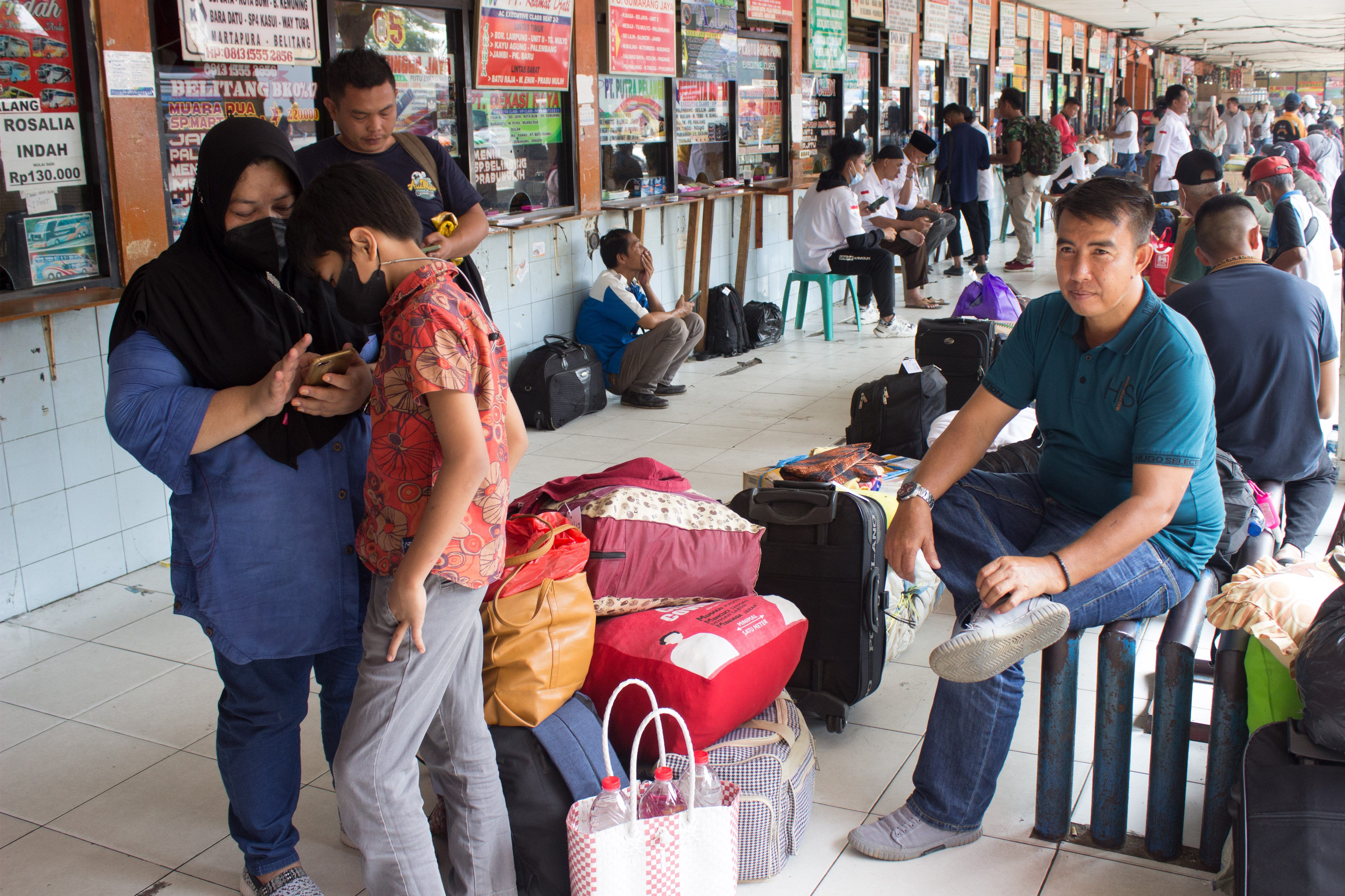 Calon penumpang menunggu jadwal keberangkatan bus di Terminal Kalideres, Jakarta Barat.