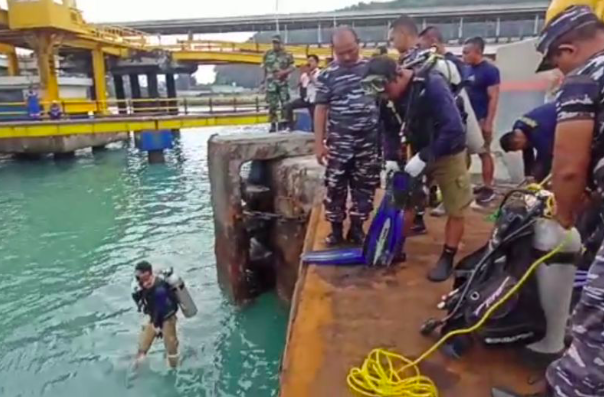 Tim gabungan mengevakuasi truk jatuh ke laut di dermaga 5 Pelabuhan Merak. 
