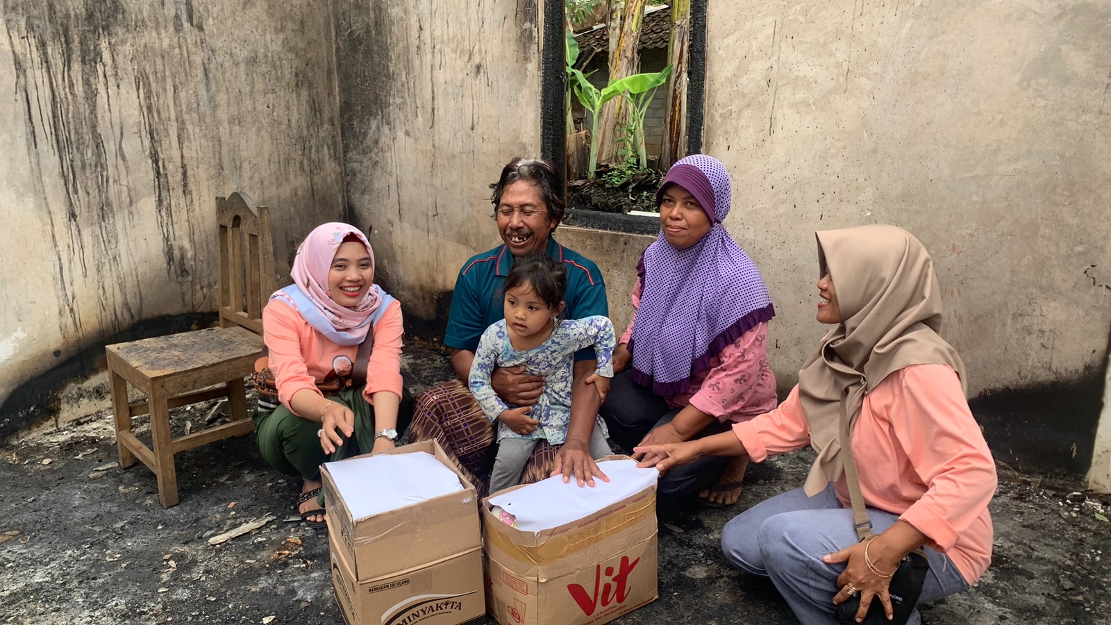 Relawan Mak Ganjar Provinsi DIY, membantu meringankan beban yang menimpa Suyanto yang rumahnya ludes terbakar.