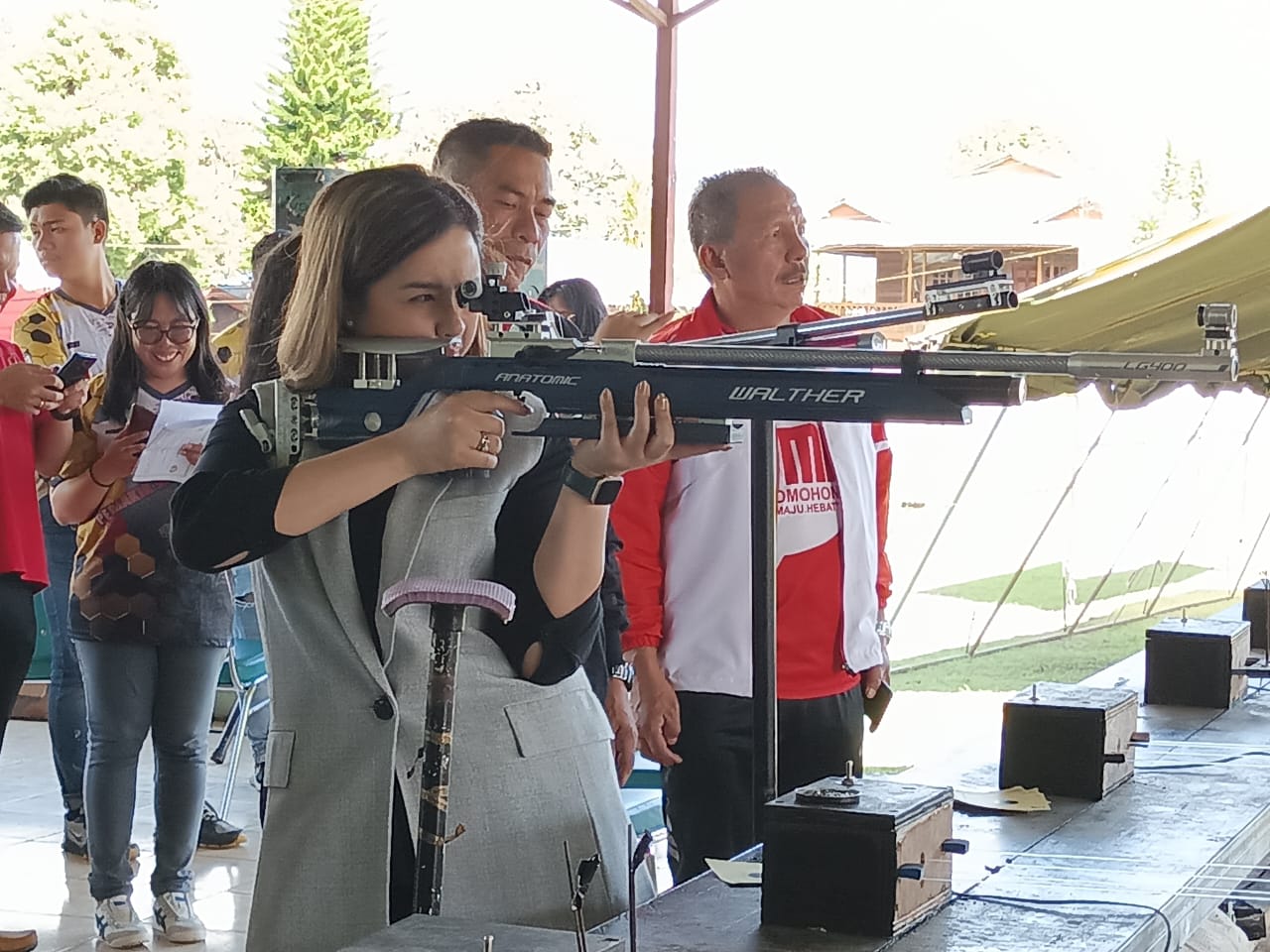Ketua Umum Perbakin Kota Tomohon Miky Junita Linda Wenur seusai membuka Kejuaraan Menembak memperingati Hari Juang Kartika TNI-AD 