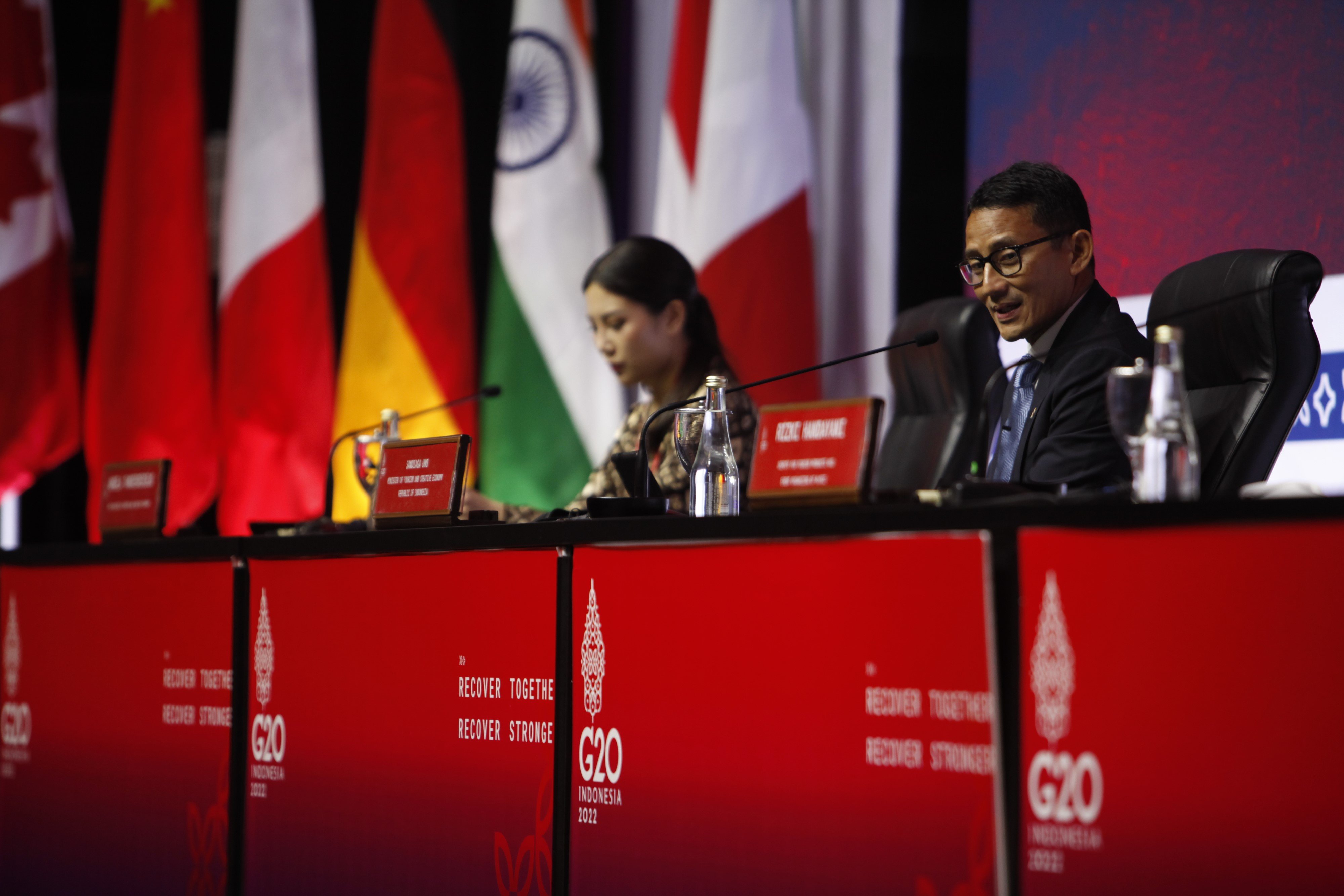Menteri Pariwisata dan Industri Kreatif Sandiaga Uno bersama Wamen Parekraf Angela Tanoesoedibjo di sela event G-20 di Nusa Dua, Bali.